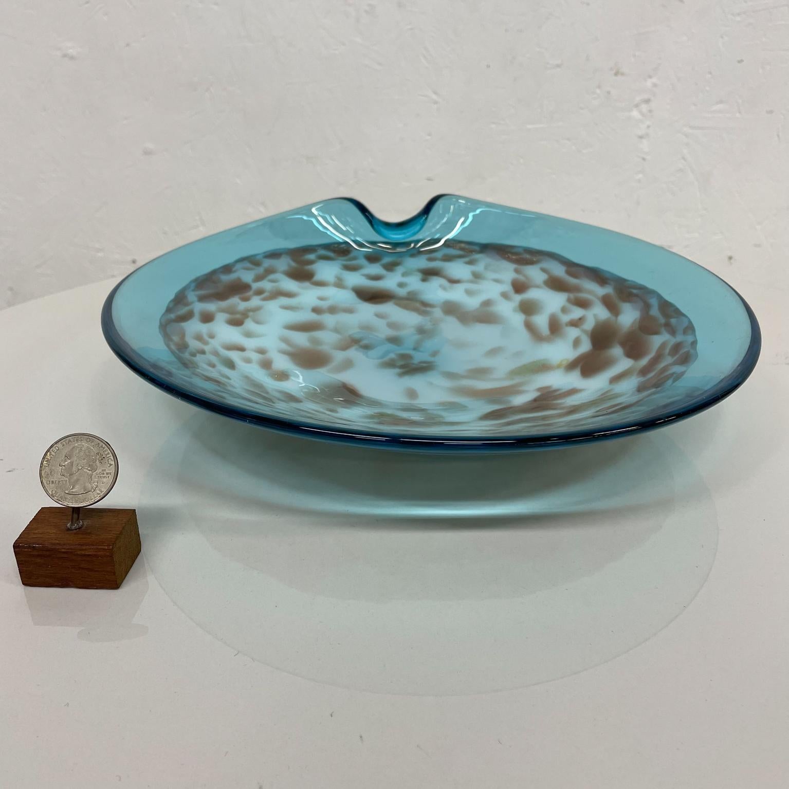 Decorative dish
Italian art glass blue decorative plate in the style of Sommerso Murano Glass Italy 1960s
Unmarked
Measures: 11.13 diameter 2.38 height
Original preowned vintage unrestored condition.
See images please.

 
 