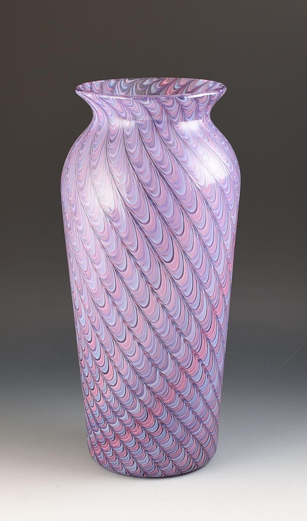 Magnifique vase italien signé Cenedese datant d'environ 1955. Technique parfaite et aucun problème. Le vase est en parfait état d'origine et mesure 36,5 cm de hauteur totale. Elle est signée Cenedese sur la base, ce qui a été difficile à