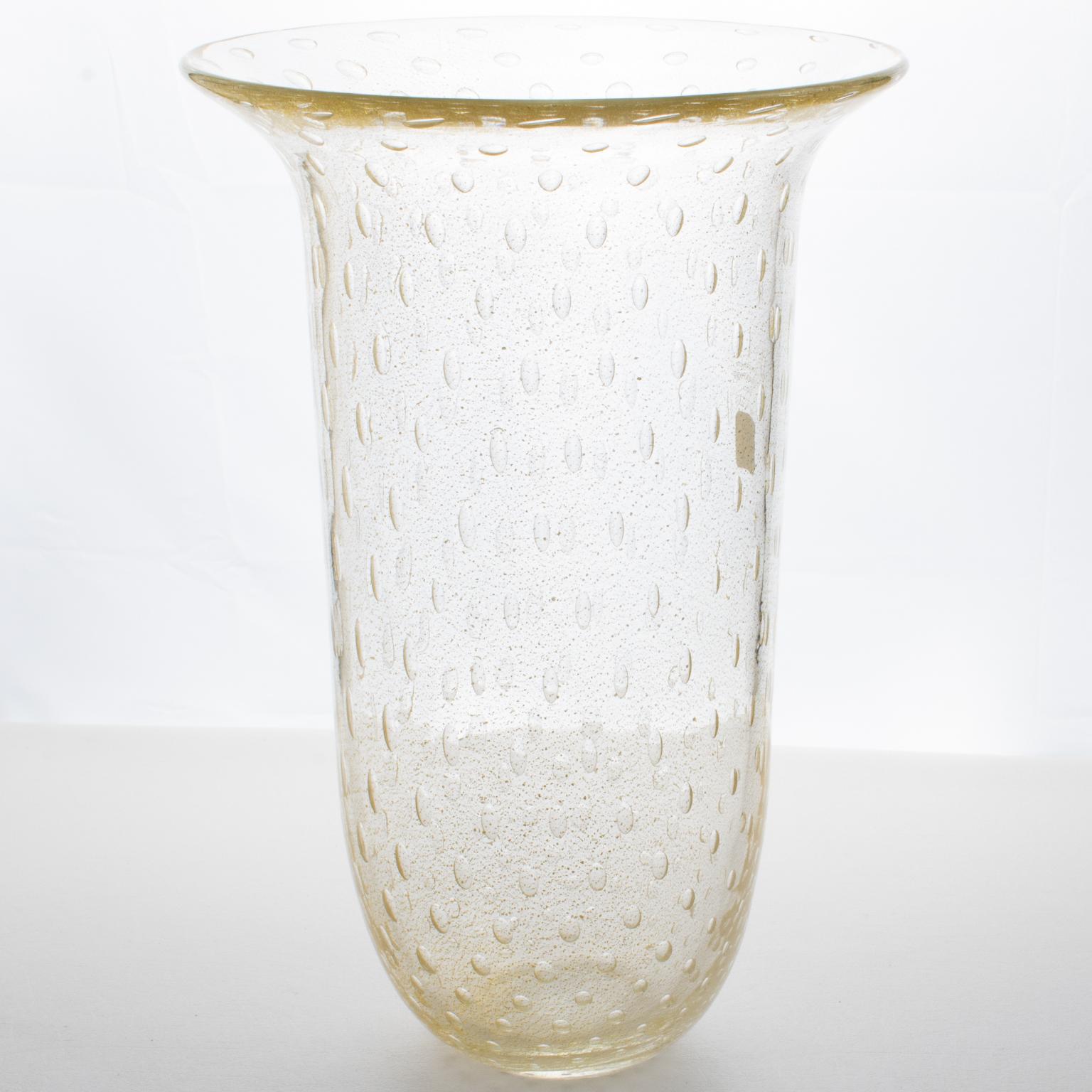 Gambaro & Poggi, Murano, ha realizzato a mano questo bellissimo vaso in vetro artistico italiano soffiato. L'alta forma scultorea del tulipano presenta inclusioni di fiocchi d'oro e la tecnica della 