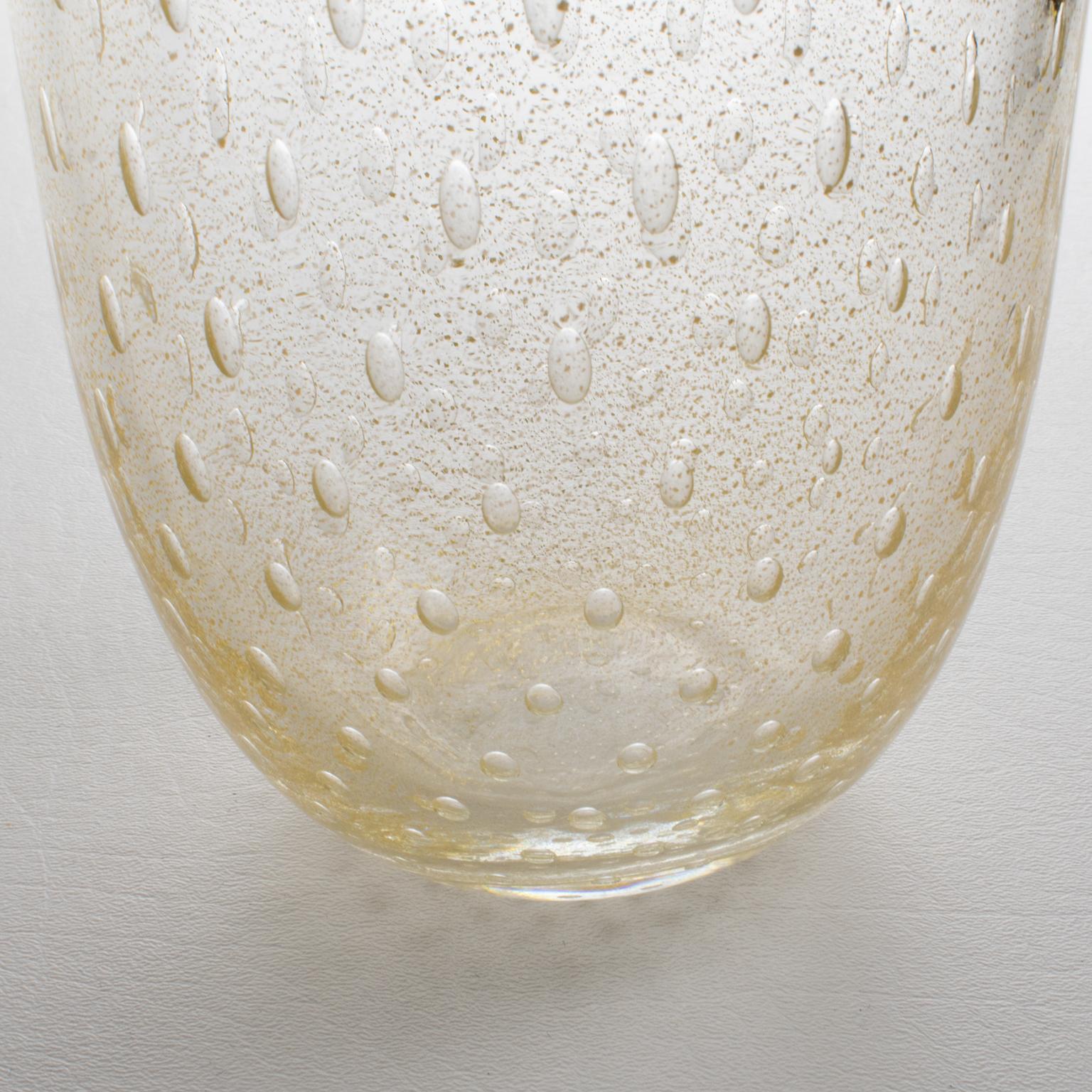 Vetro Vaso in vetro artistico italiano di Murano con fiocchi e bolle d'oro di Gambaro & Poggi in vendita