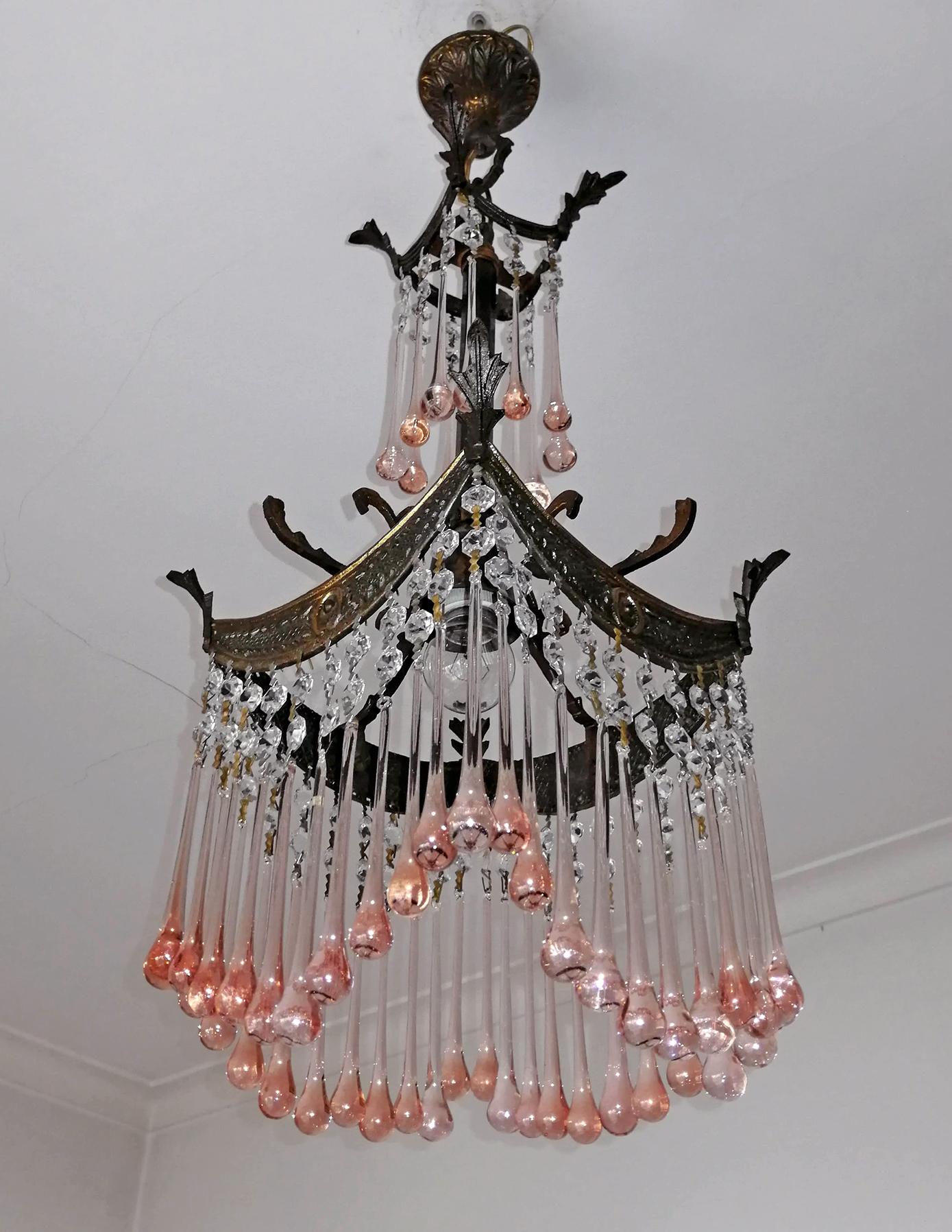 Wunderschöner antiker italienischer Jugendstil- und Art Déco-Kronleuchter aus Murano-Kristallen in rosa Tropfenform in einem radialen Muster mit einem sehr funkelnden Effekt, der typisch für den Hollywood-Stil und Glamour ist. Die Leuchte ist aus