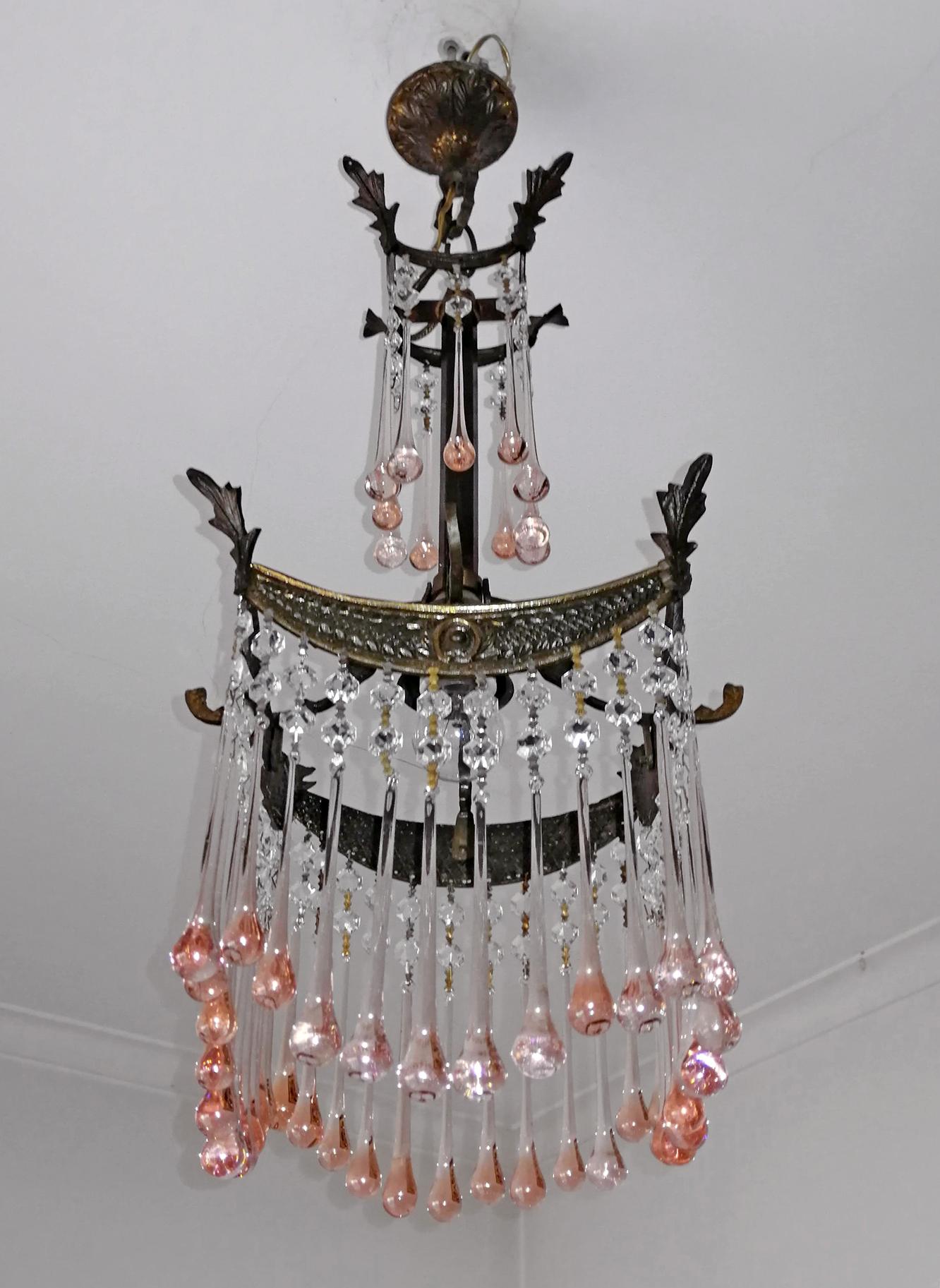 Italienischer Jugendstil- und Art-déco-Kronleuchter aus rosa Murano-Kristallen in Tropfenform aus Bronze (Hollywood Regency) im Angebot