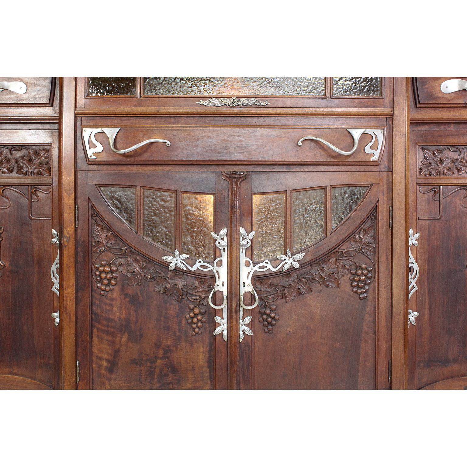 Italian Art Nouveau Carved Walnut Credenza Buffet, Vittorio Valabrega For Sale 2