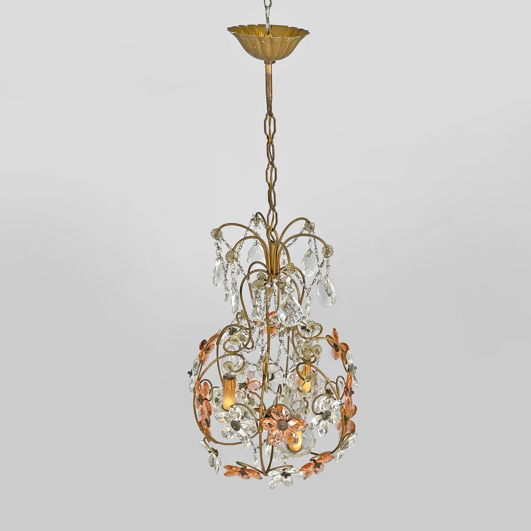 Lampadario italiano in stile Art Nouveau in vetro rosa e trasparente e ottone, inizio '900
Lampadario a base rotonda con tre luci. Sulla struttura in tondino di ottone sono presenti decorazioni con fiori in vetro di Murano rosa e trasparente, uniti