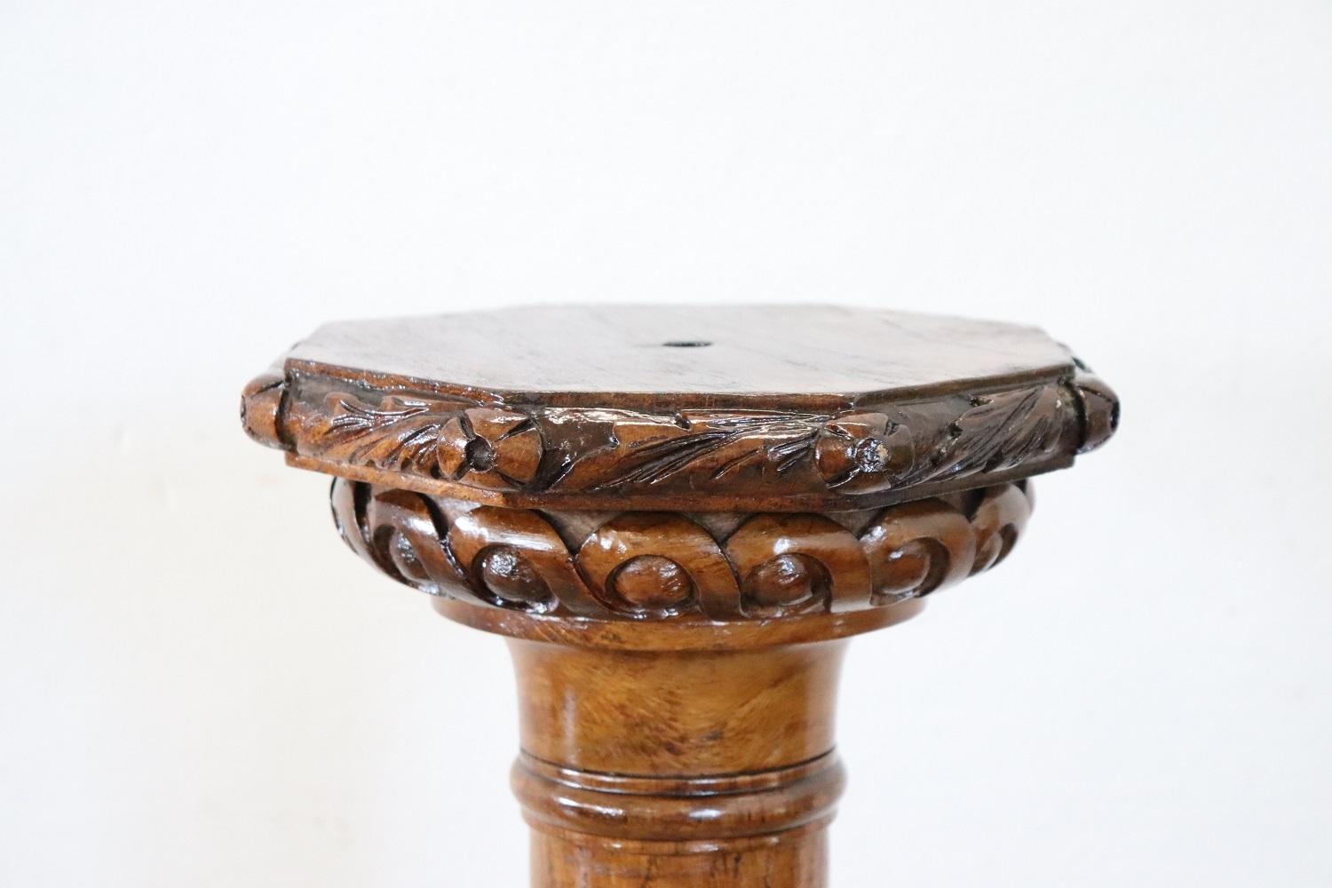 Spectacular Art Nouveau antique column. The body is in hand carved solid oak wood. Its dimensions allow you to exhibit sculptures or even large vases such as busts. The upper support surface is octagonal and and its dimensions are 24 cm x 24 cm  /