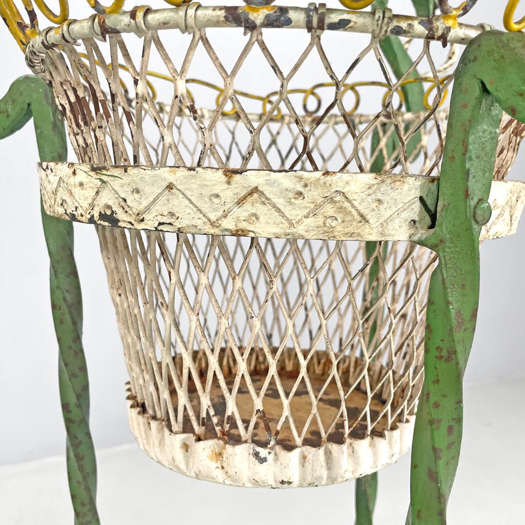 Italian Art Nouveau green wrought iron vase holder with decorative dragons 1900s For Sale 7