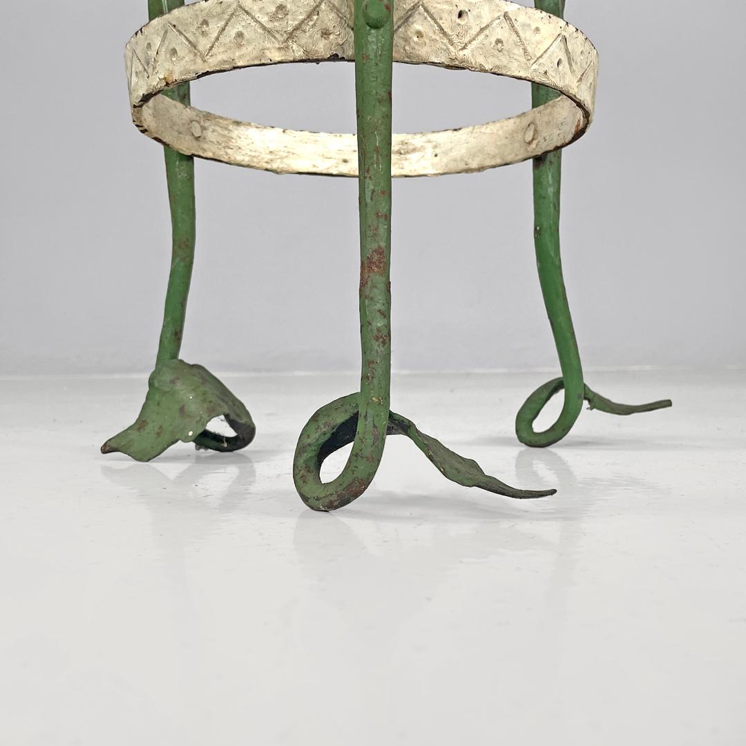 Italian Art Nouveau green wrought iron vase holder with decorative dragons 1900s For Sale 10