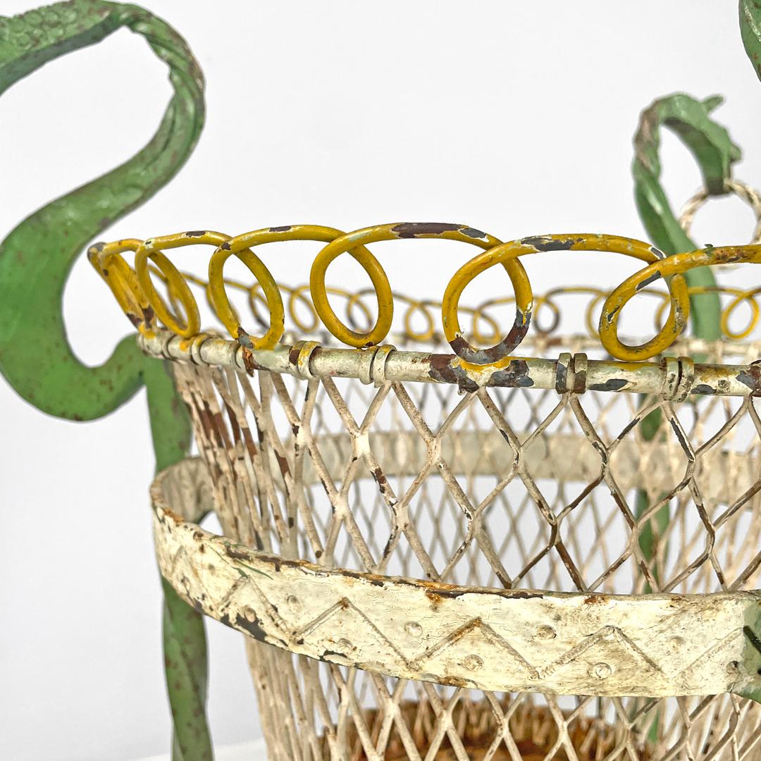 Italian Art Nouveau green wrought iron vase holder with decorative dragons 1900s For Sale 4