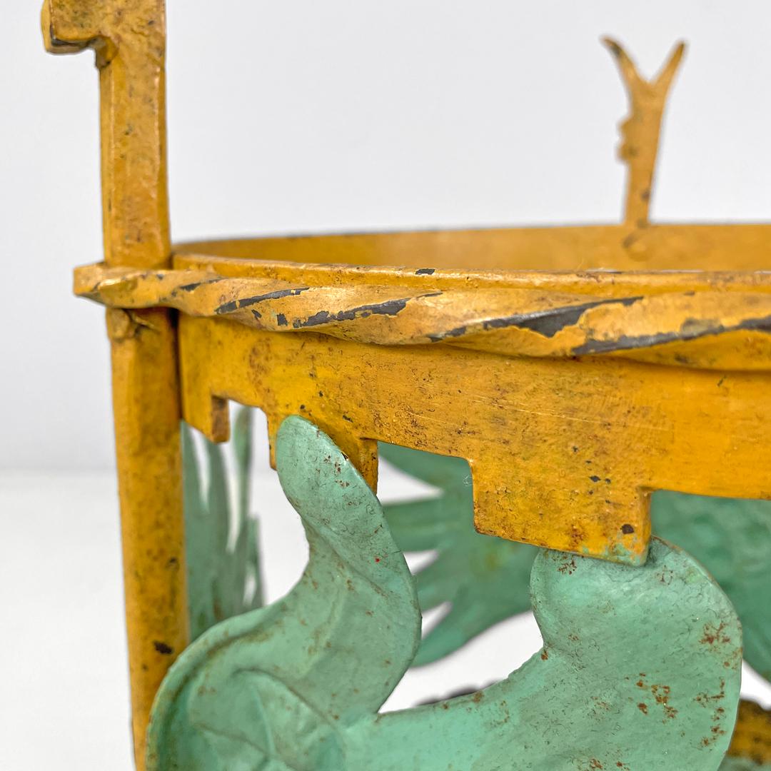 Portavaso in ferro battuto verde giallo Liberty italiano con decorazioni 1900s in vendita 3