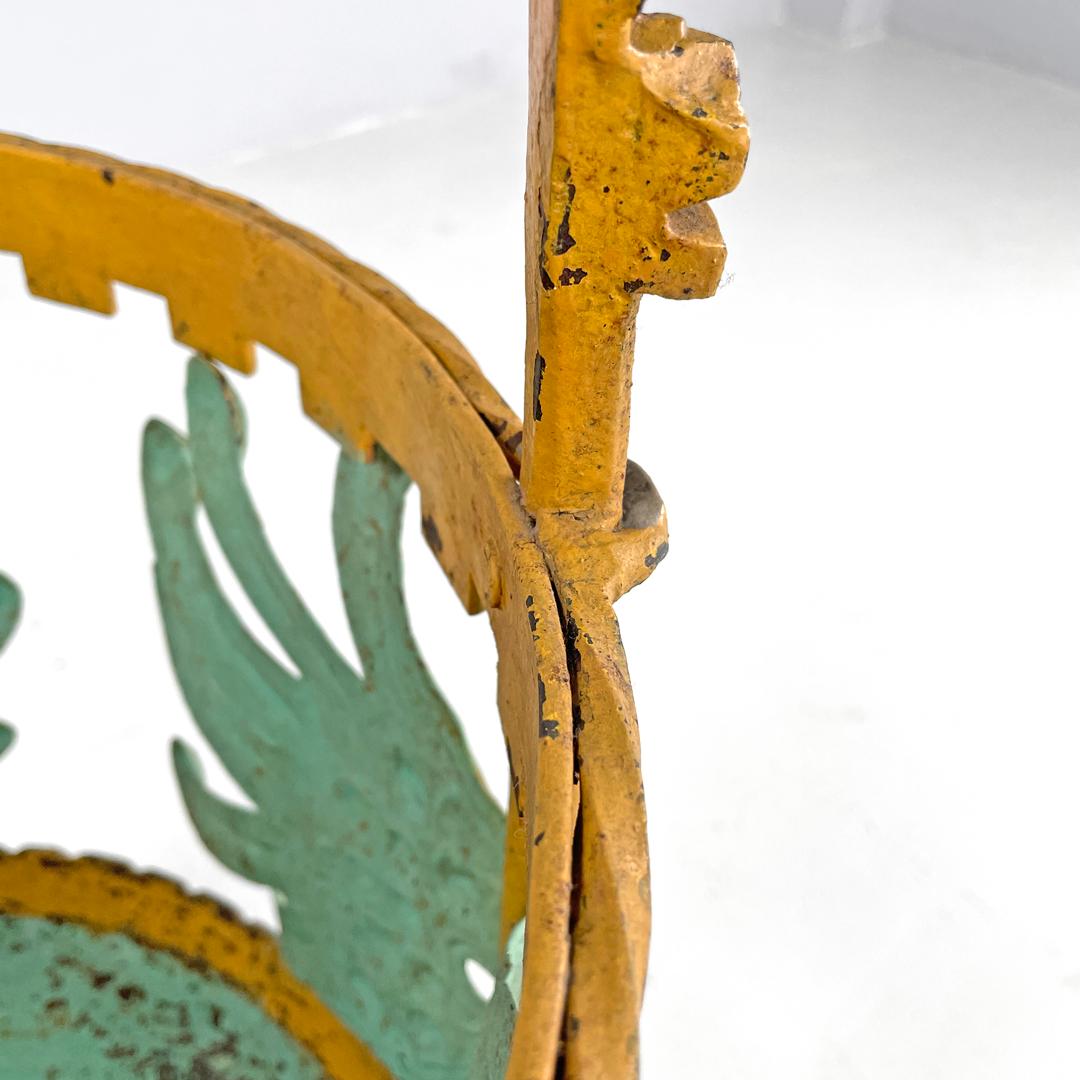 Portavaso in ferro battuto verde giallo Liberty italiano con decorazioni 1900s in vendita 4