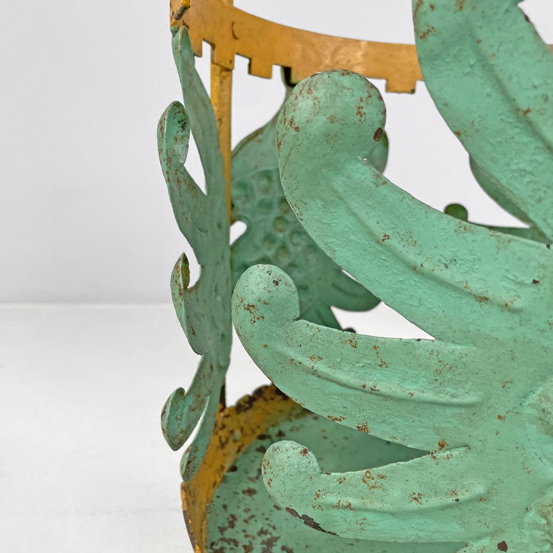 Portavaso in ferro battuto verde giallo Liberty italiano con decorazioni 1900s in vendita 6