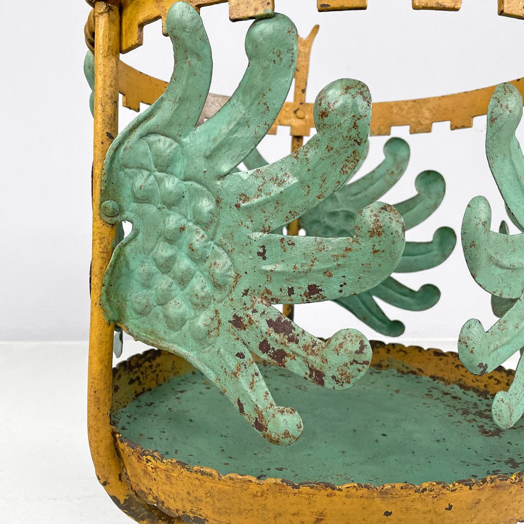 Portavaso in ferro battuto verde giallo Liberty italiano con decorazioni 1900s in vendita 7