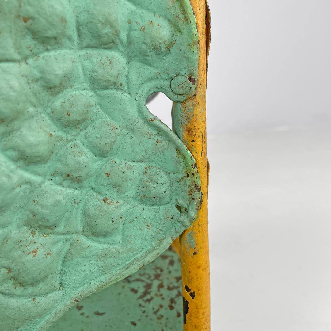 Portavaso in ferro battuto verde giallo Liberty italiano con decorazioni 1900s in vendita 8