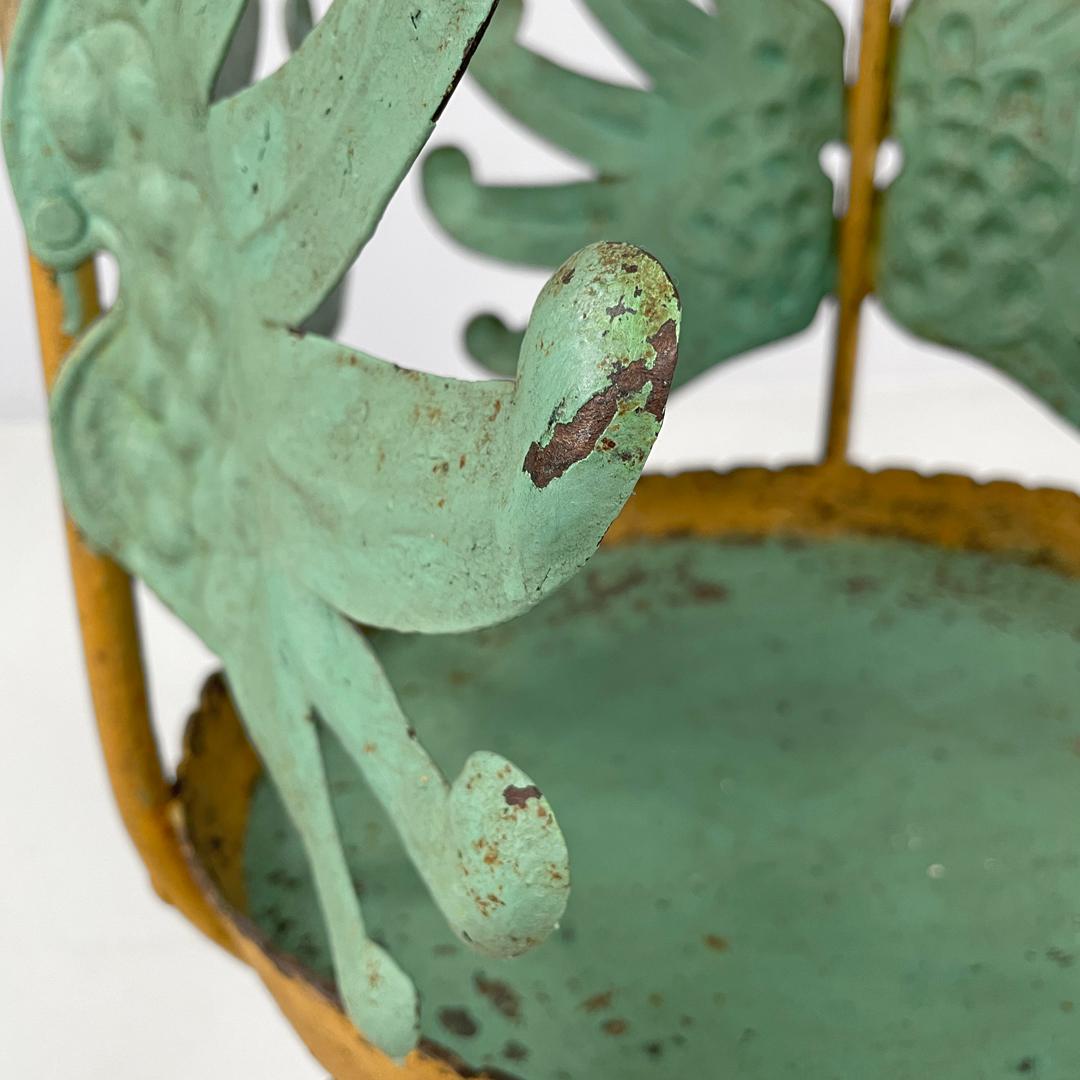 Portavaso in ferro battuto verde giallo Liberty italiano con decorazioni 1900s in vendita 9