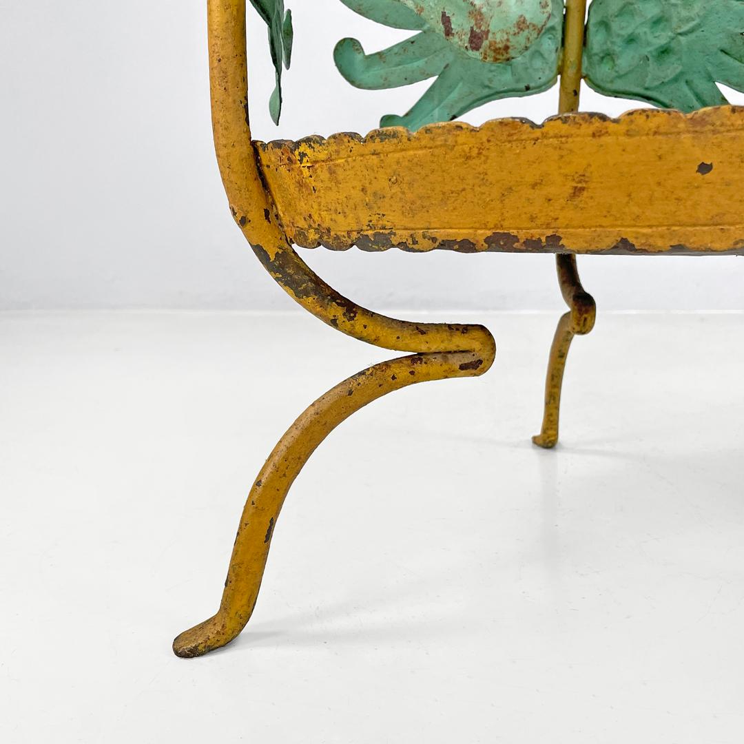 Portavaso in ferro battuto verde giallo Liberty italiano con decorazioni 1900s in vendita 12