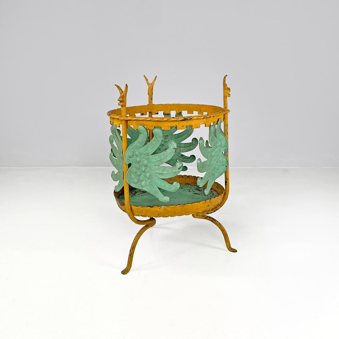 Italian Art Nouveau green yellow wrought iron vase holder with decorations 1900s
Round wrought iron vase holder. The frame is composed of three round-section iron bars that end with three animalistic figures with horns, and is painted yellow. Six
