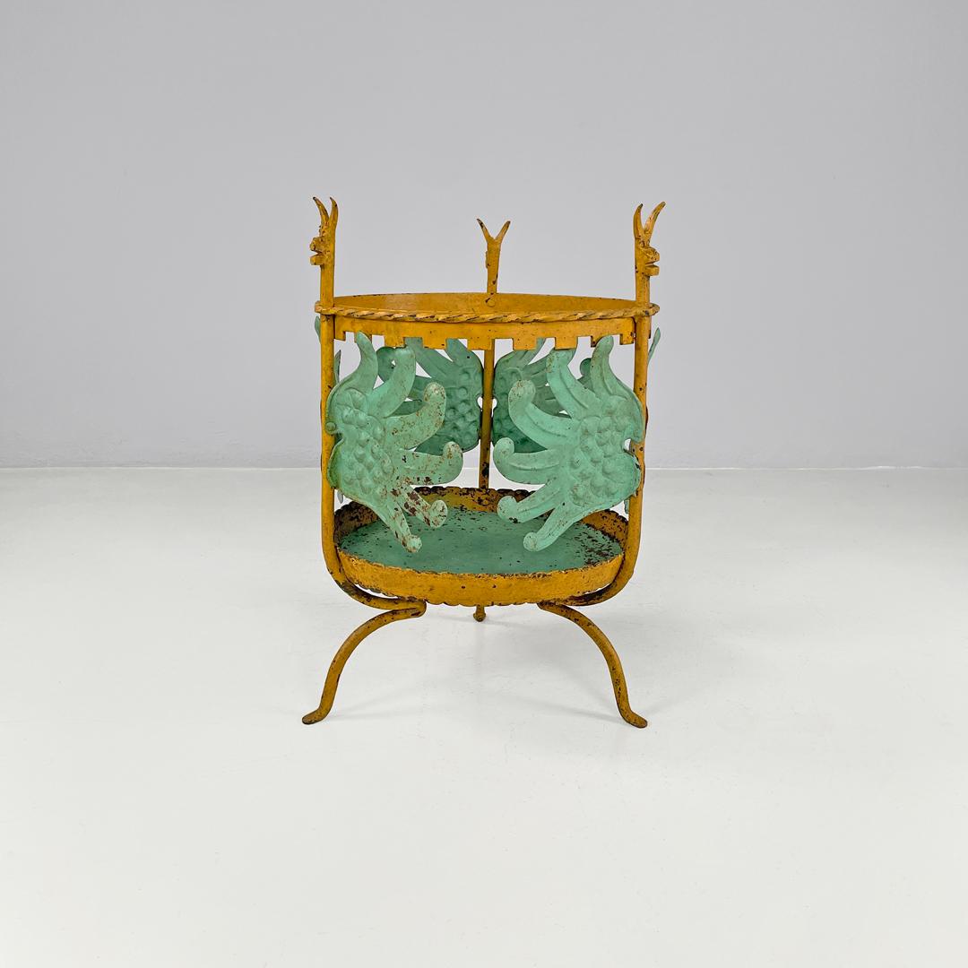 Italiano Portavaso in ferro battuto verde giallo Liberty italiano con decorazioni 1900s in vendita
