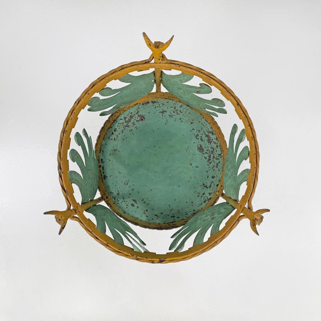 Portavaso in ferro battuto verde giallo Liberty italiano con decorazioni 1900s In condizioni discrete in vendita a MIlano, IT