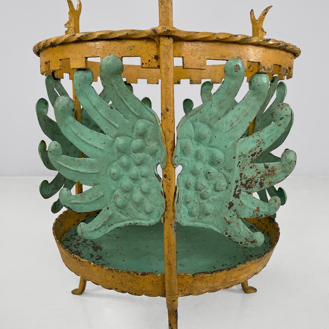 Inizio XX secolo Portavaso in ferro battuto verde giallo Liberty italiano con decorazioni 1900s in vendita