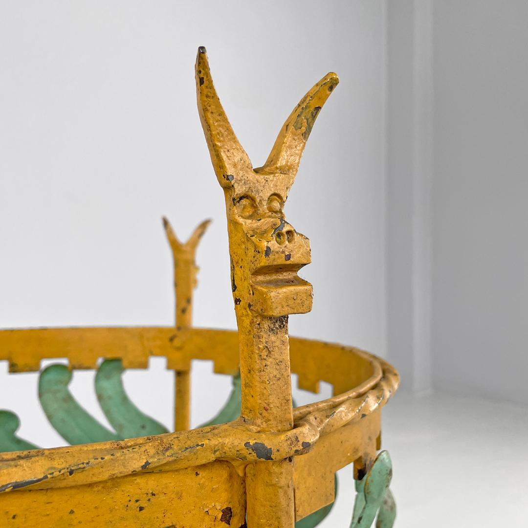 Ferro Portavaso in ferro battuto verde giallo Liberty italiano con decorazioni 1900s in vendita