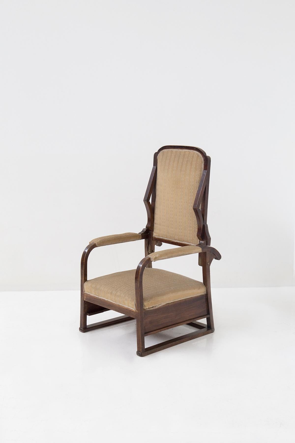Treten Sie ein in eine Welt zeitloser Pracht mit diesem majestätischen Sessel, einer Verkörperung des italienischen Liberty-Stils, der Sie in eine vergangene Ära von Eleganz und Charme versetzt. Dieser mit viel Liebe zum Detail gefertigte Sessel ist