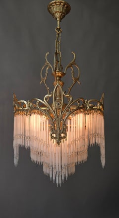Lámpara de araña de estilo Art Nouveau italiano, de metal dorado y varillas de cristal opalino, década de 1960
