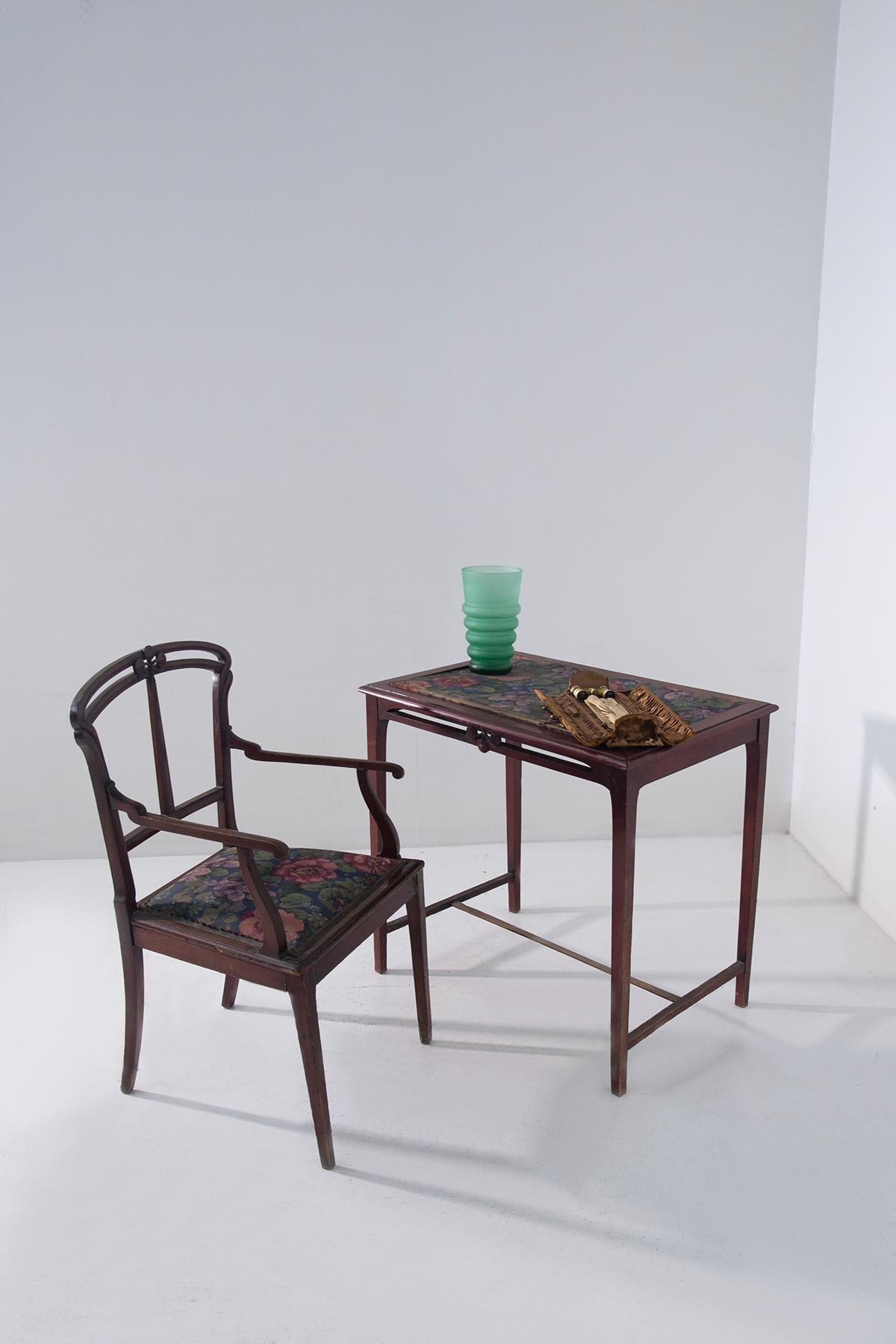 Italian Art Nouveau set from the early 1900s - Elegant carved wooden desk and chairs with floral inserts and original upholstery

Rare and elegant Italian desk set dating from the early 1900s, consisting of a small desk and a matching chair, made