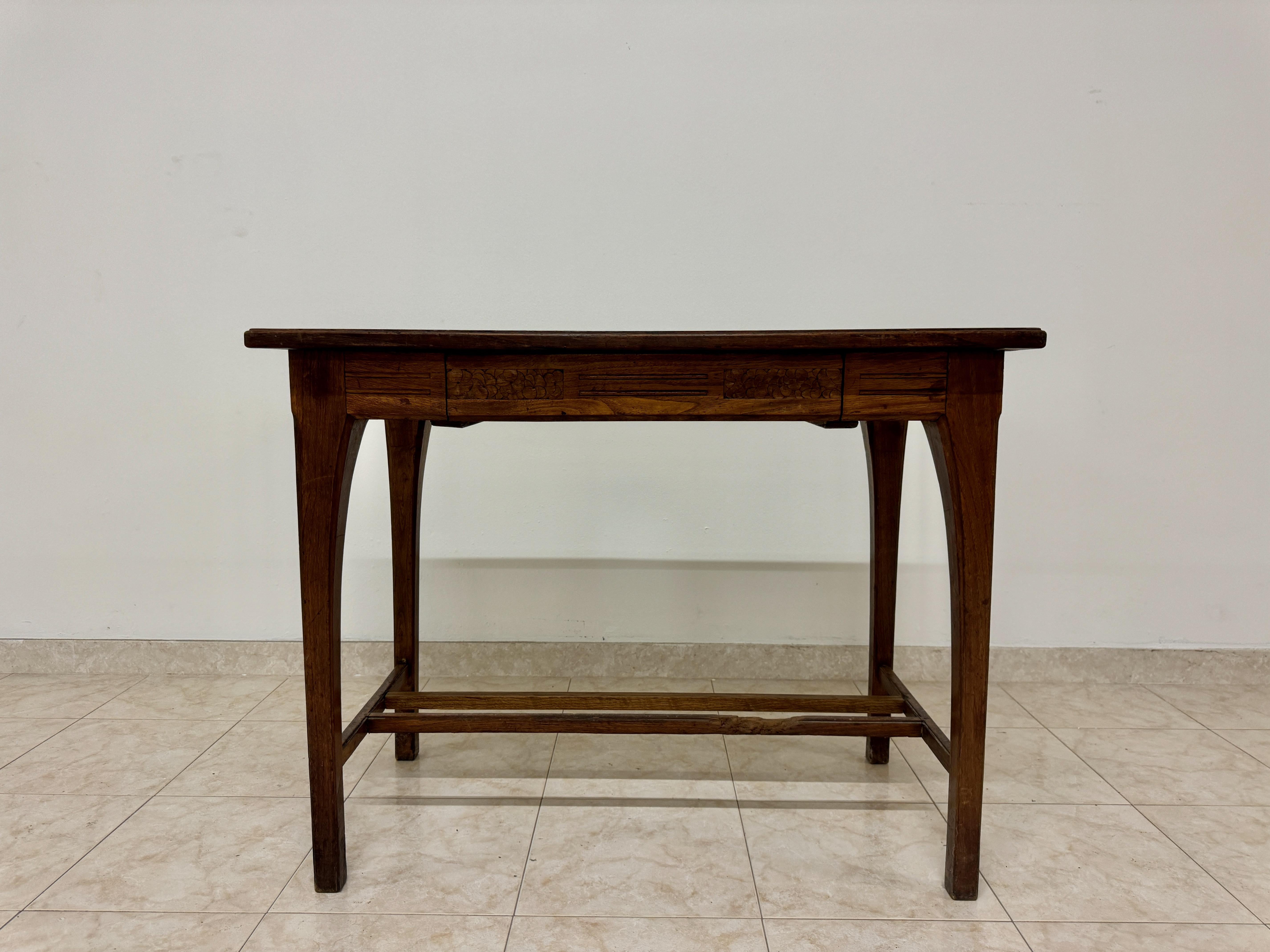 Tabella

Art Nouveau o Stile Liberty

Italia

Indossare la barella

Inizio del XX secolo

Questo elegante tavolino in Oak mostra l'estetica raffinata caratteristica del periodo Art Nouveau. Realizzato in rovere massiccio, il tavolo presenta una