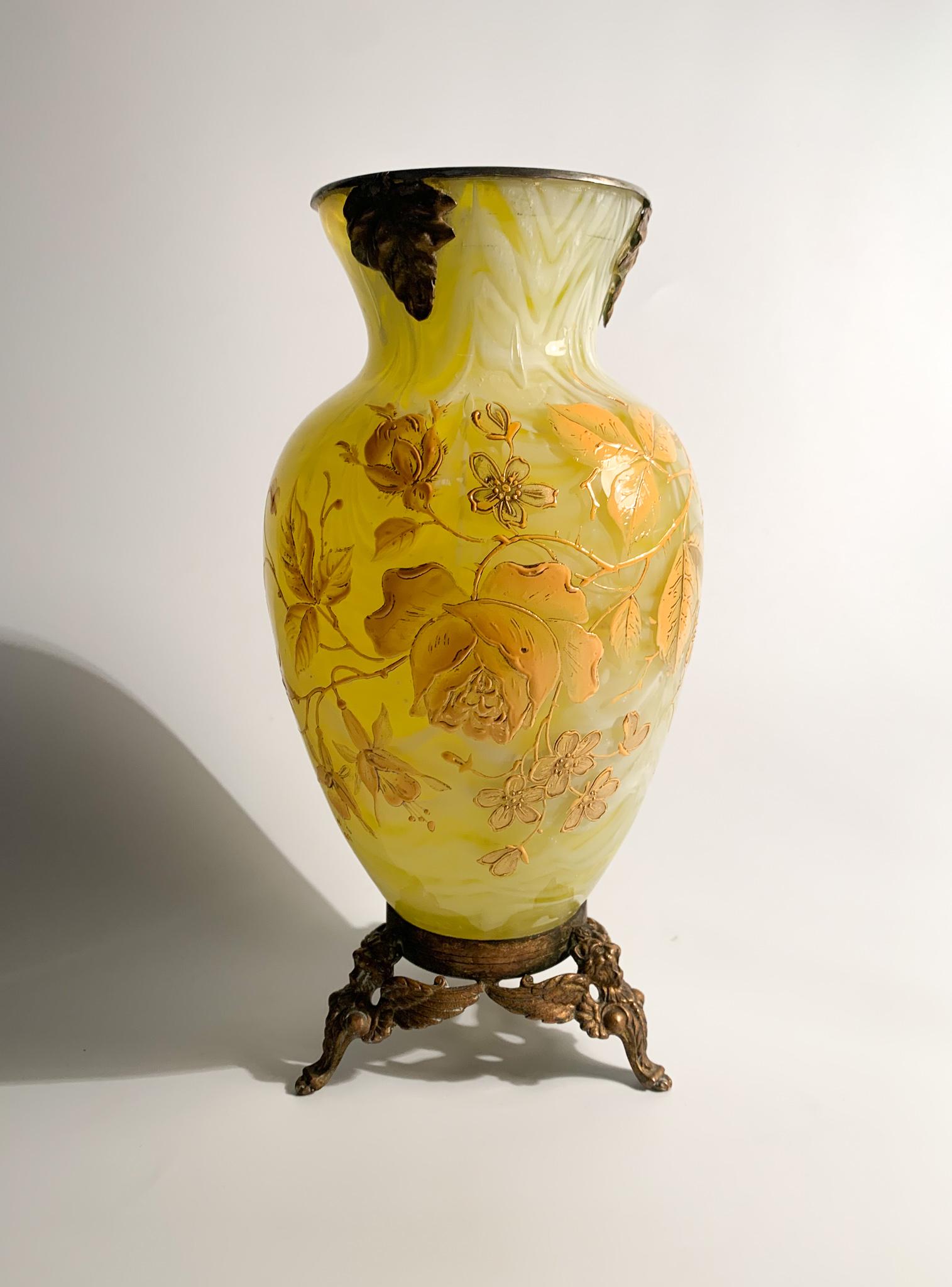 Liberty vase in fluorescent yellow and bronze Murano glass, with enamelled flower decorations. Made in the early 20th century

Measures: Ø cm 10 h cm 21.