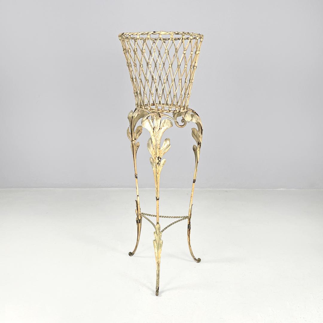 Italian Art Nouveau white wrought iron vase holder with floral decorations 1900s
Pair of white painted wrought iron vase holders. The round pot holder is composed of a mesh frame with cylindrical details, this part is welded to the three legs which