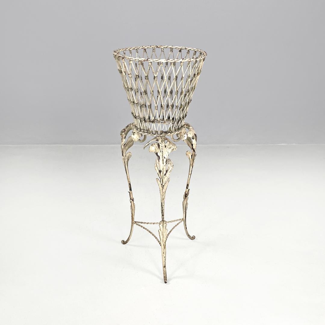 Italian Art Nouveau white wrought iron vase holder with floral decorations 1900s In Fair Condition For Sale In MIlano, IT