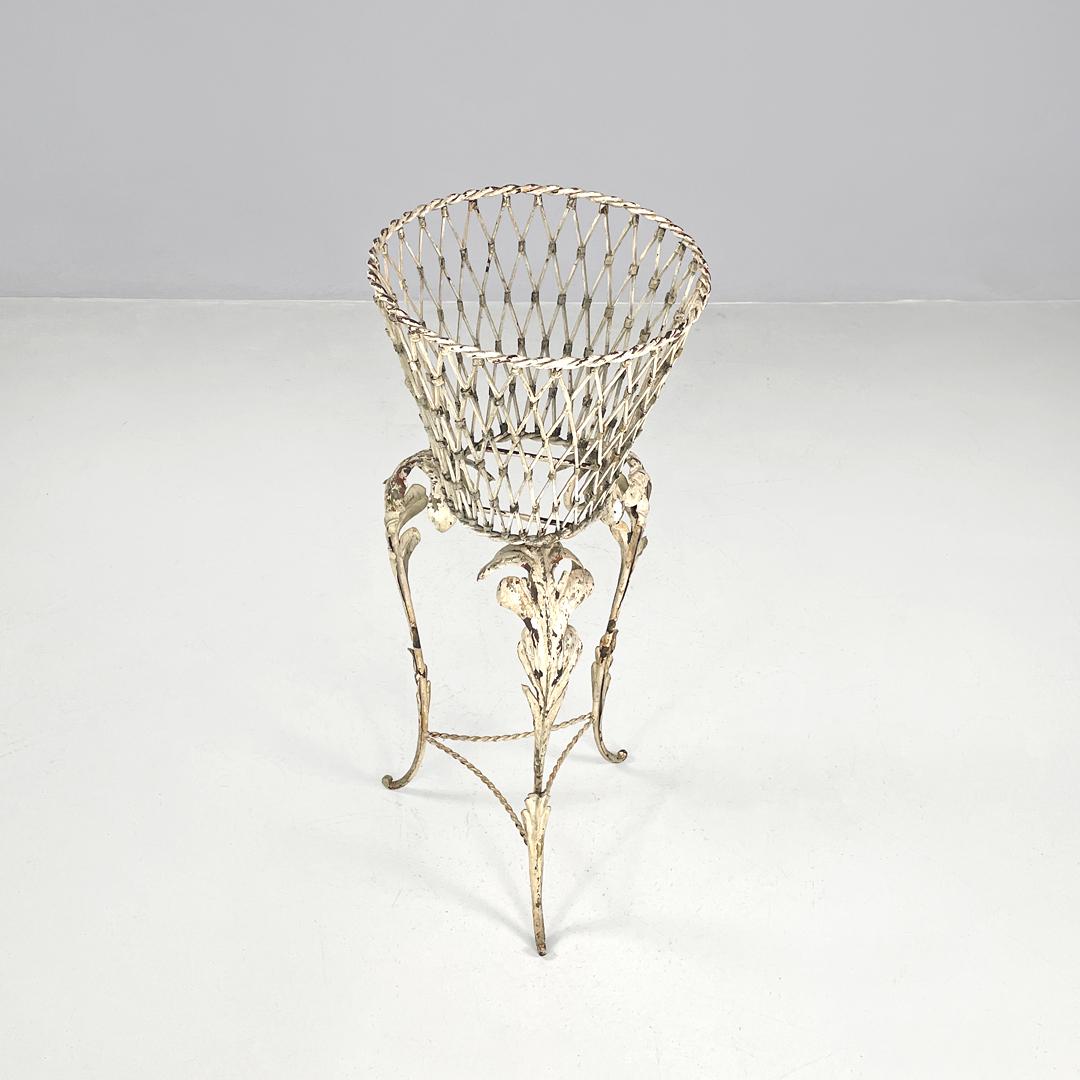 Early 20th Century Italian Art Nouveau white wrought iron vase holder with floral decorations 1900s For Sale