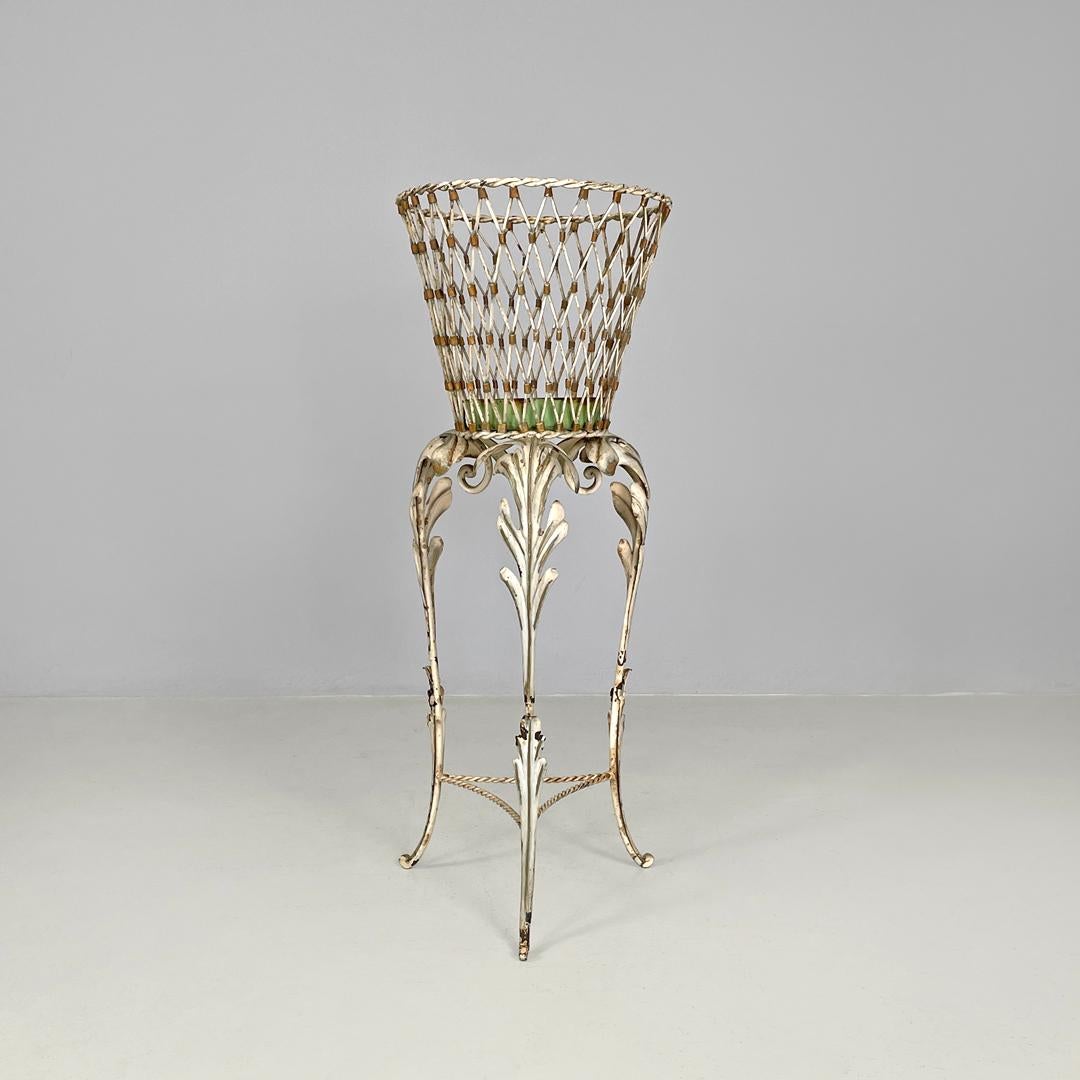 Early 20th Century Italian Art Nouveau white wrought iron vase holder with floral decorations 1900s For Sale