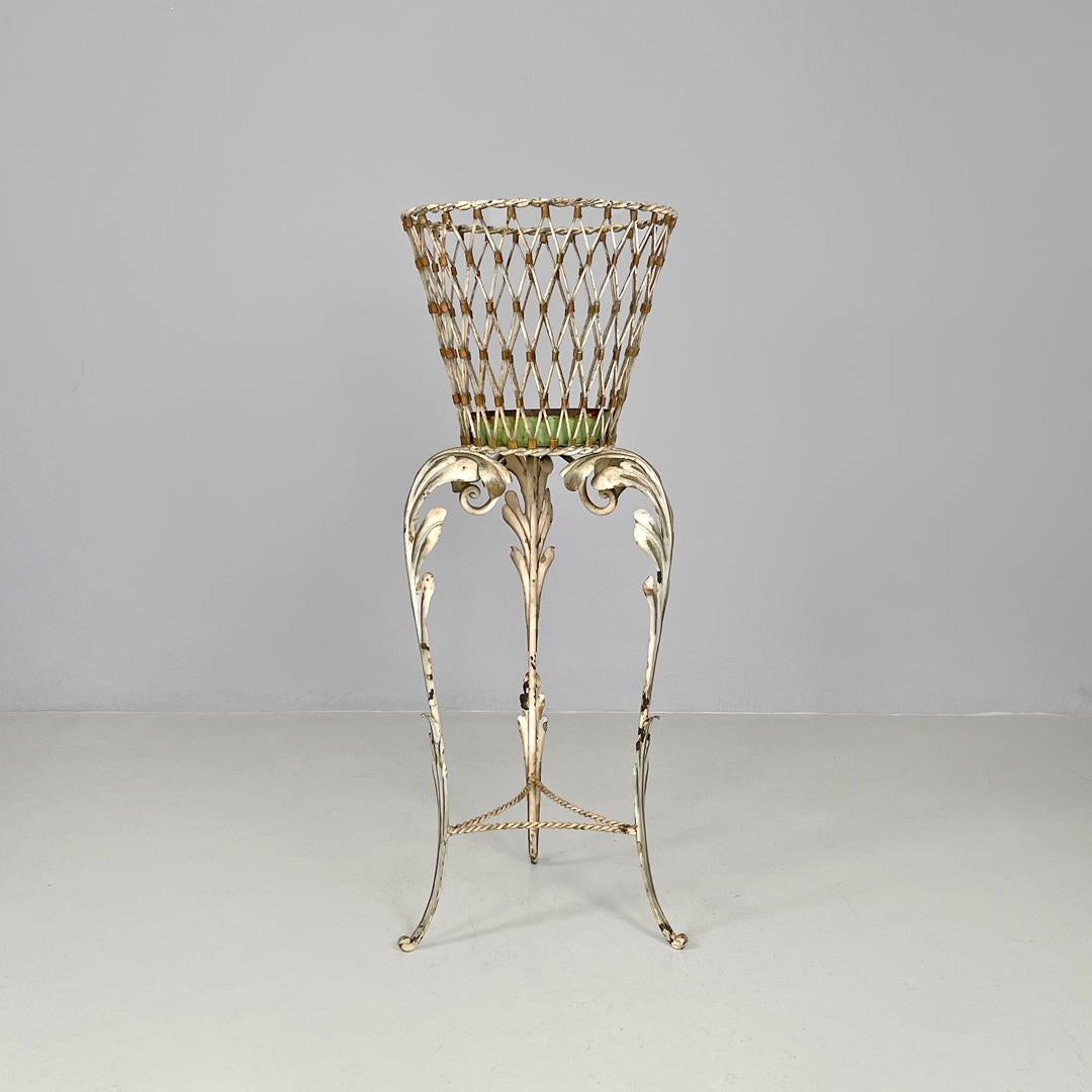 Iron Italian Art Nouveau white wrought iron vase holder with floral decorations 1900s For Sale