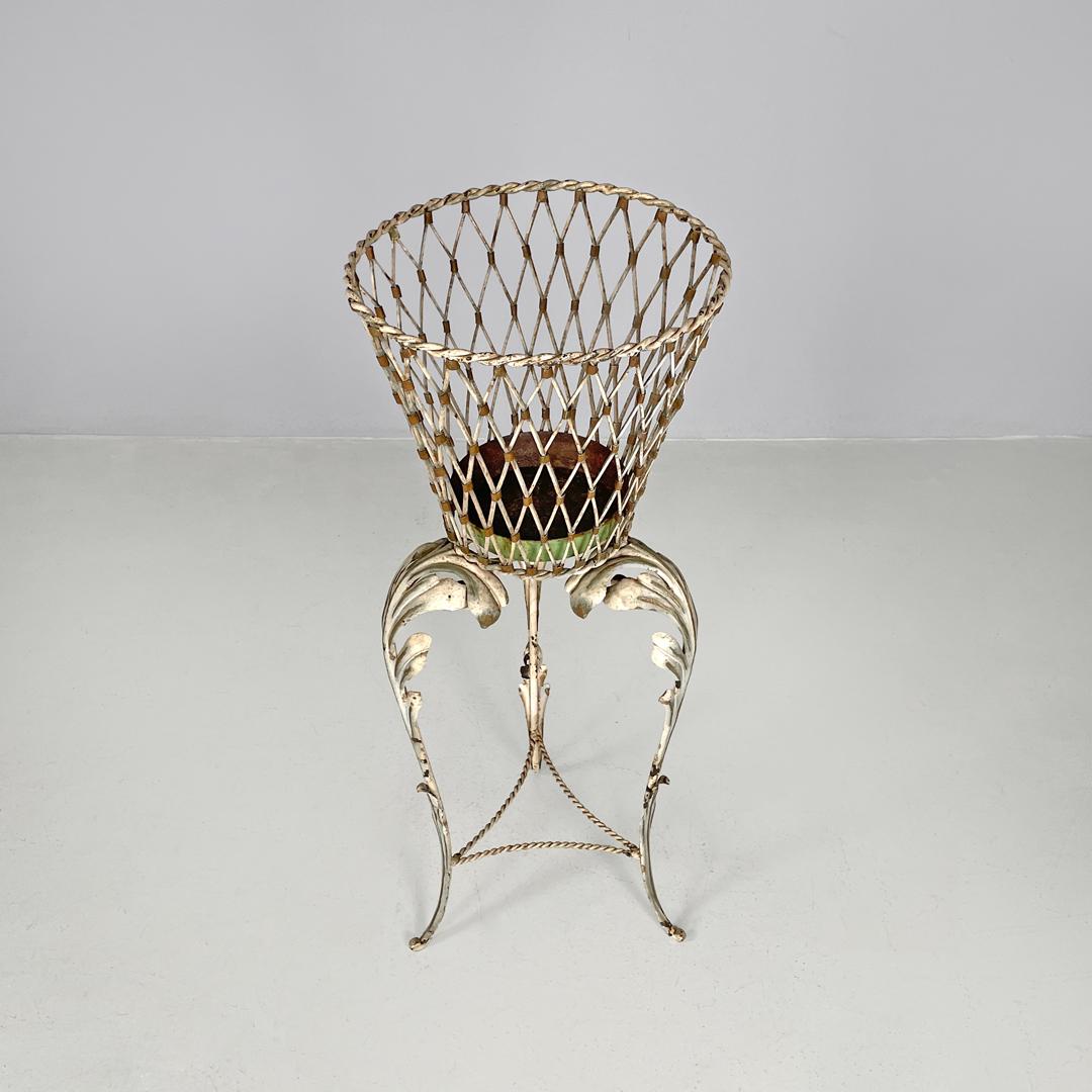 Italian Art Nouveau white wrought iron vase holder with floral decorations 1900s For Sale 1