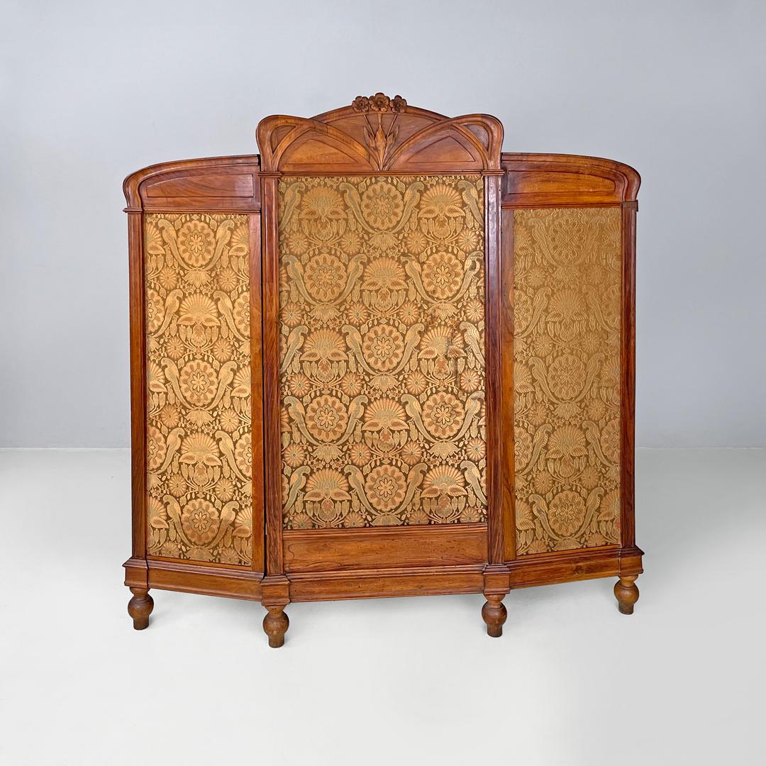 Paravento italiano Art Nouveau in legno e tessuto marrone con motivo floreale, fine '800
Paravento Foldes con struttura in legno, composto da tre pannelli regolabili. La struttura è finemente intagliata e decorata, nella parte superiore del pannello