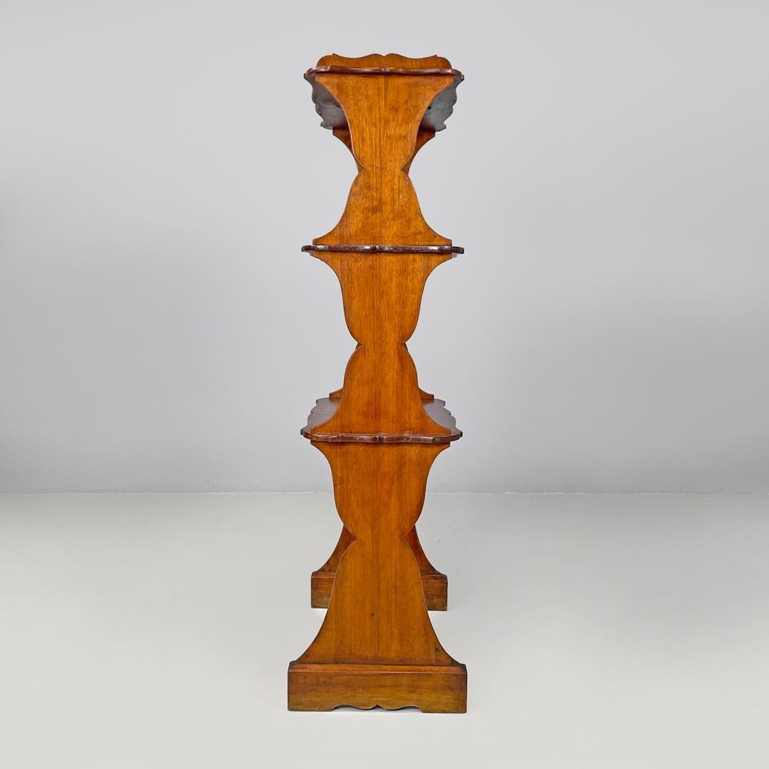 Bibliothèque italienne Art Nouveau avec trois étagères, début des années 1900 
Bibliothèque ou étagère en bois. La structure est composée de trois étagères, dont tous les éléments ont des bords courbes et arrondis, avec des lignes décoratives. Les