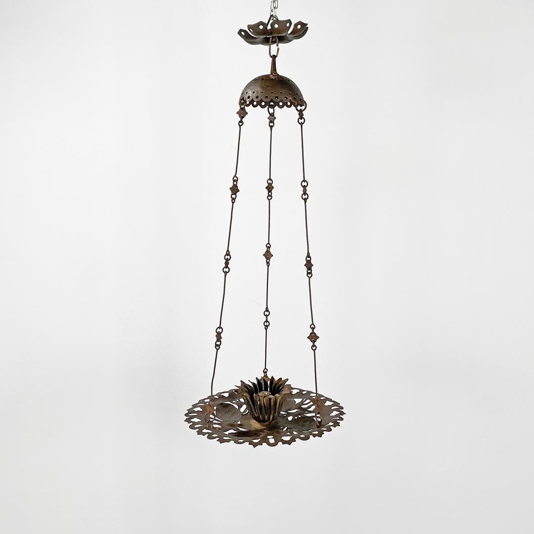 Lampadario italiano in ferro battuto decorato in stile liberty di Alessandro Mazzucotelli, anni '10 del XIX secolo
Lampadario in ferro battuto con base rotonda. Il rosone è a forma di cupola con un profilo smerlato, da qui partono tre catene che