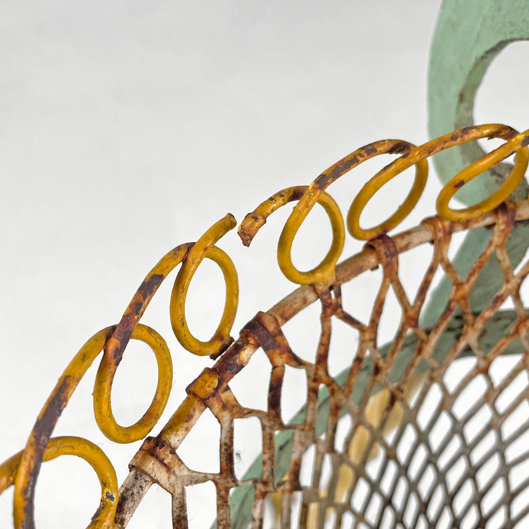 Italian Art Nouveau yellow green wrought iron vase holder with dragons, 1900s For Sale 2