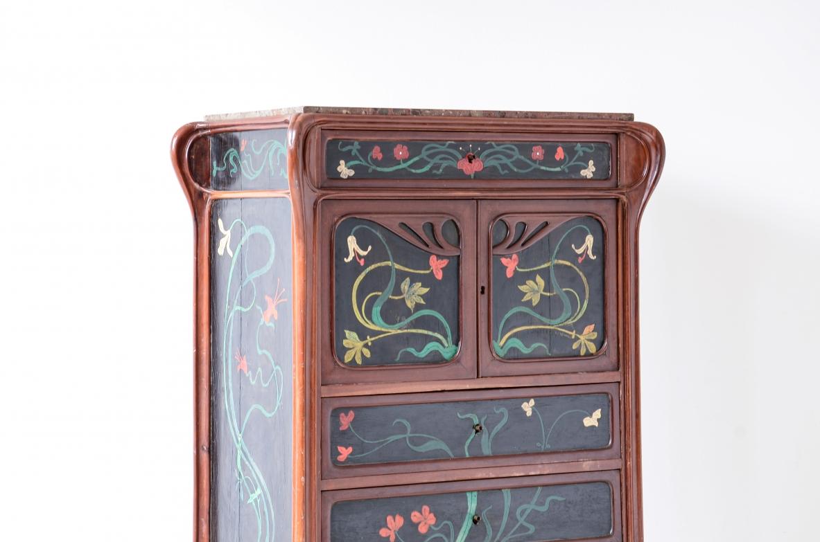 Seltene italienische Kommode im Liberty-Stil/Art nouveau-Stil mit bemalten Holzintarsien (Italienisch) im Angebot