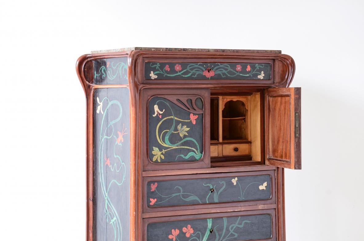 Seltene italienische Kommode im Liberty-Stil/Art nouveau-Stil mit bemalten Holzintarsien im Zustand „Gut“ im Angebot in Milano, IT