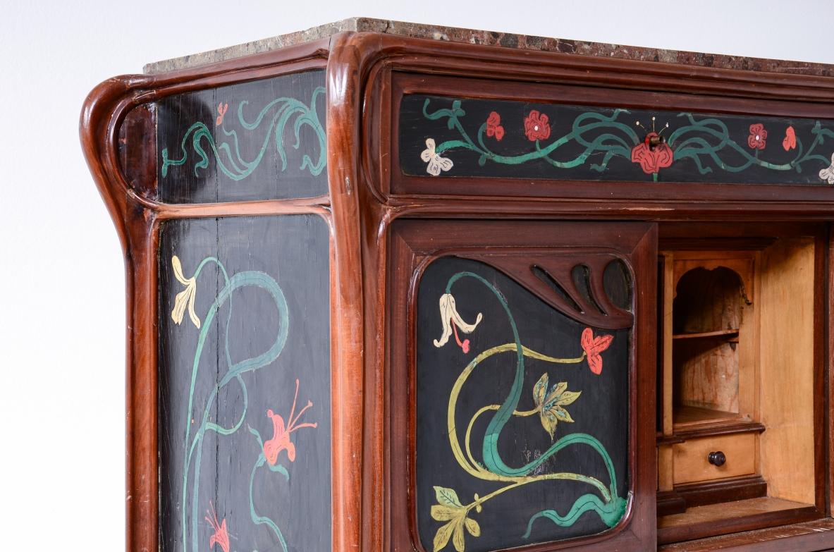 Seltene italienische Kommode im Liberty-Stil/Art nouveau-Stil mit bemalten Holzintarsien (20. Jahrhundert) im Angebot