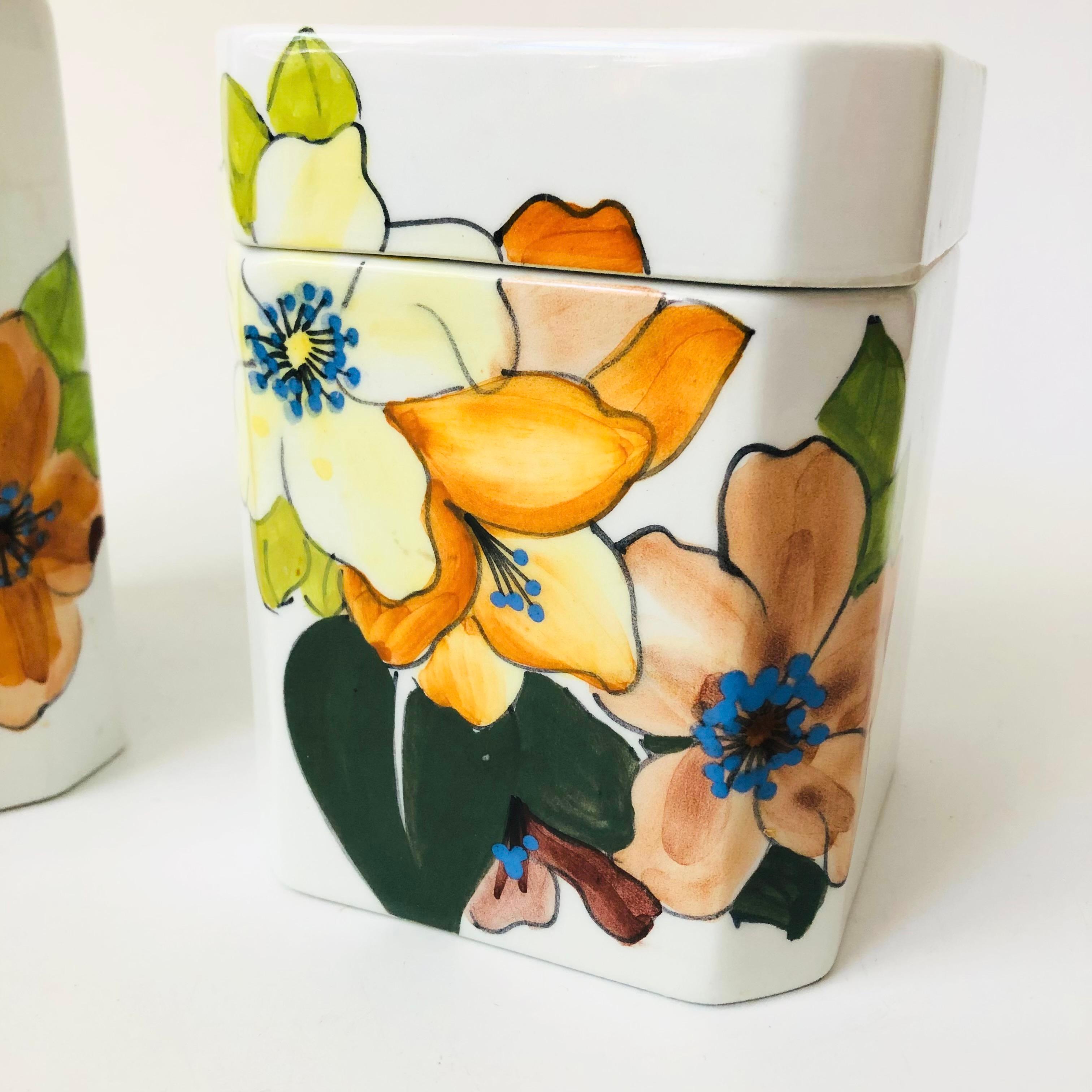 Italian Art Pottery Canisters - Set of 2 In Good Condition In Fairfield, CA