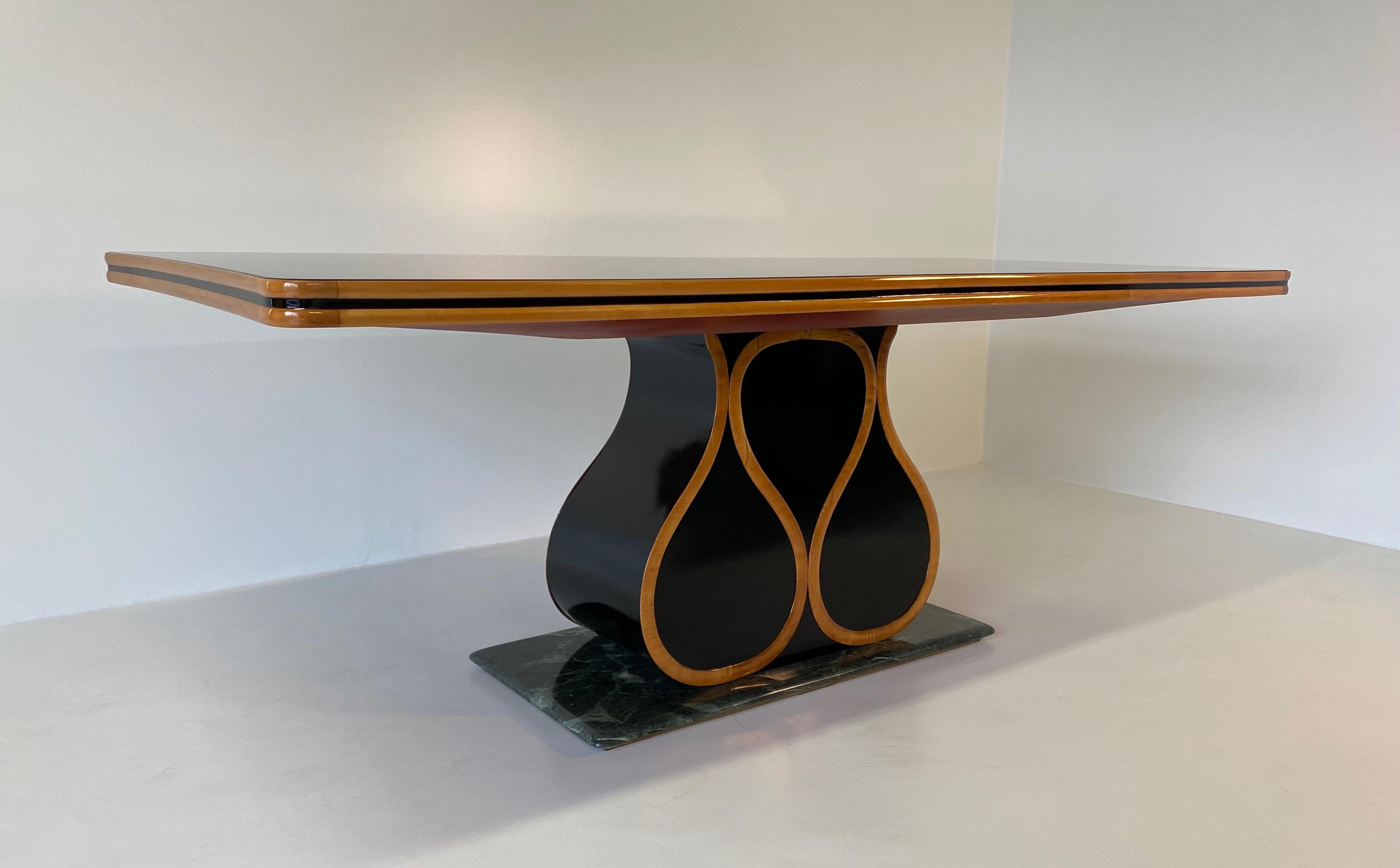 Italian Art Deco Maple and Black Lacquered Dining Table by Vittorio Dassi, 1940s In Good Condition In Meda, MB