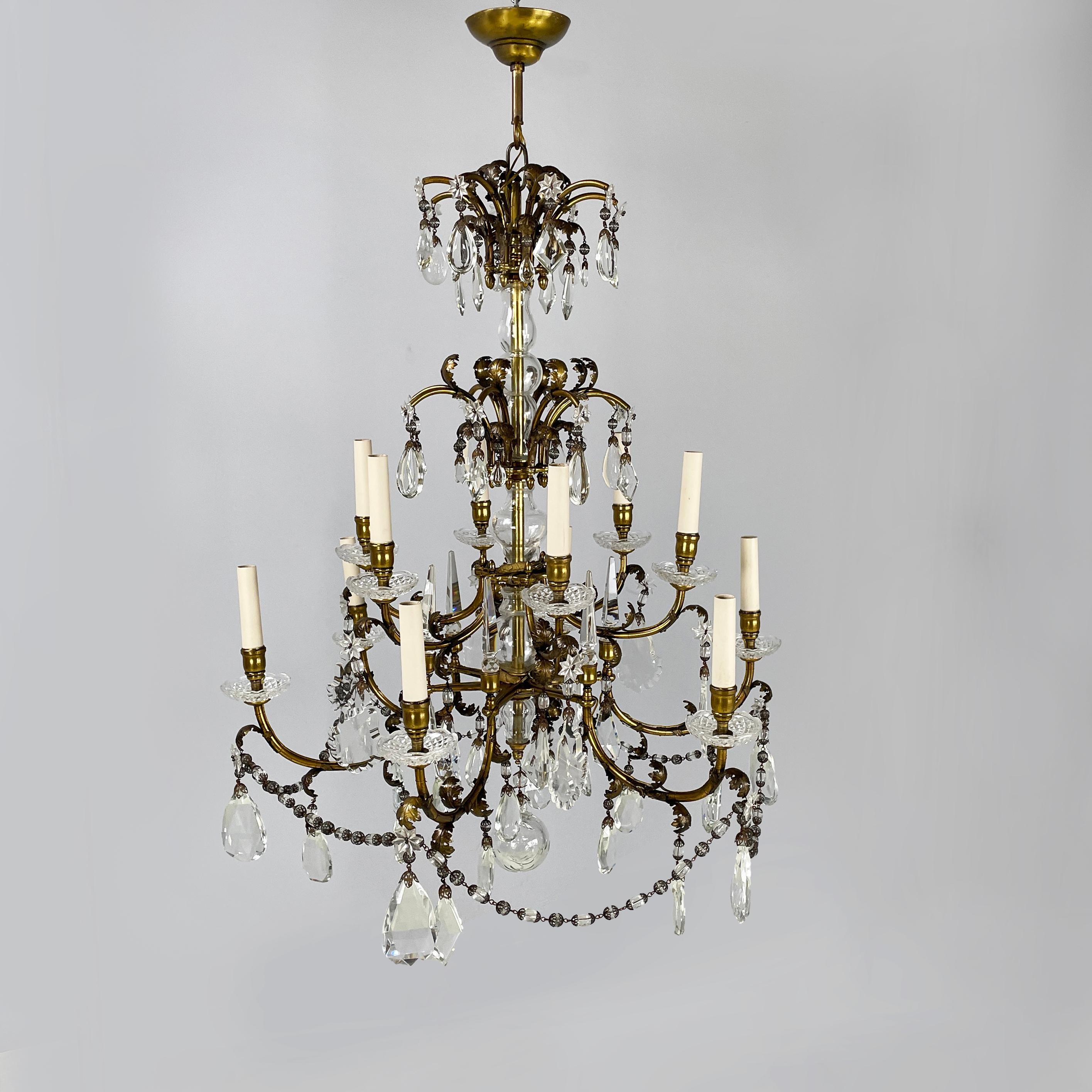 Art Deco Italian arte deco Glass drop chandelier with brass structure, 1900-1950s For Sale