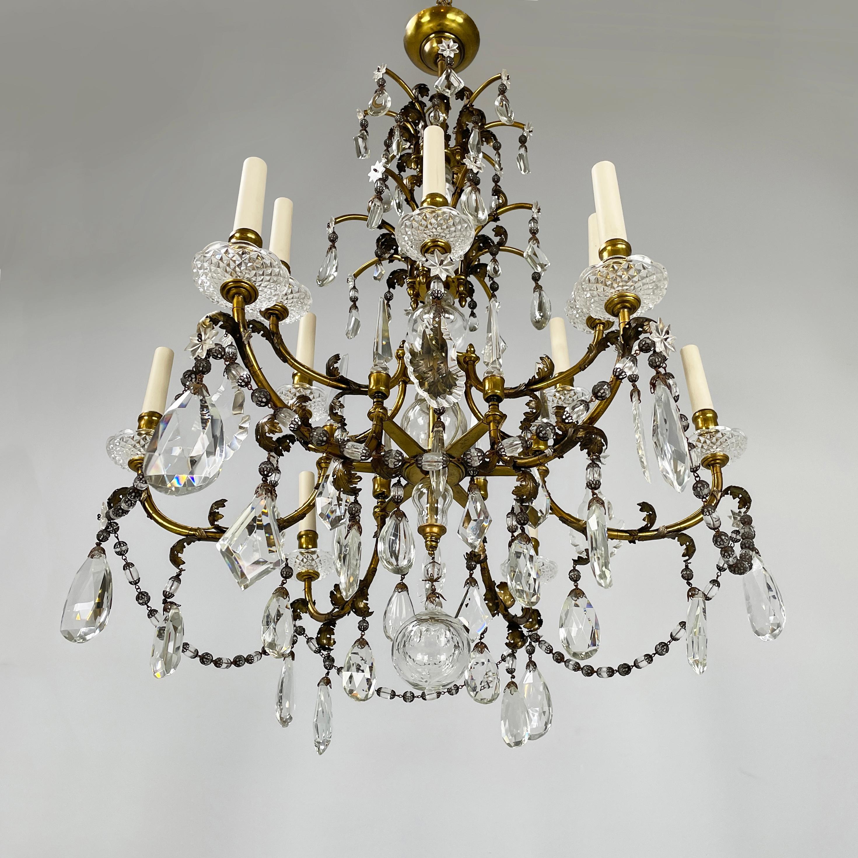 Italian arte deco Glass drop chandelier with brass structure, 1900-1950s In Good Condition For Sale In MIlano, IT