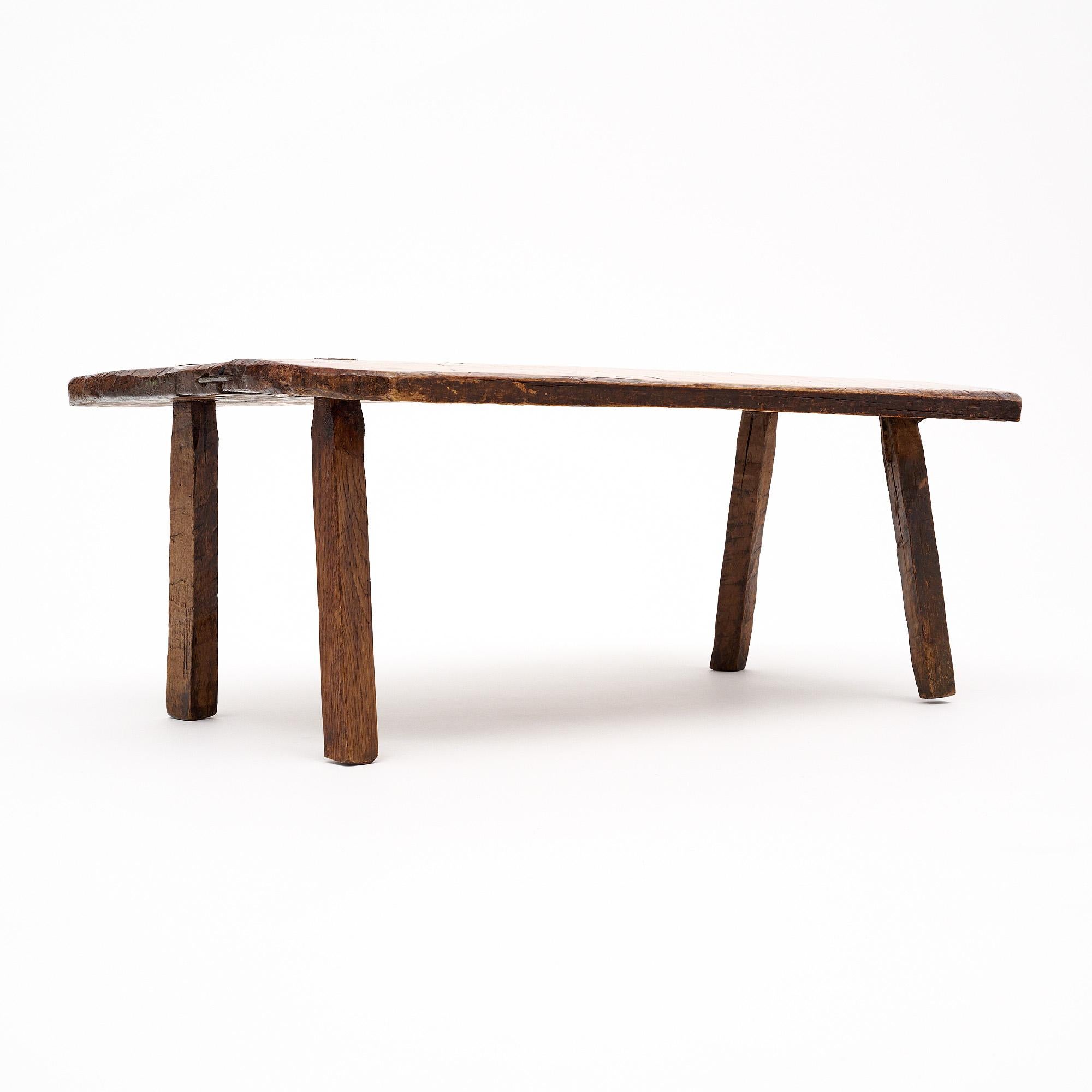 Mesa de pastor de los Dolomitas en Italia. Esta pieza está hecha de madera maciza de castaño y presenta la pátina original. Está fabricada con carpintería de espigas. Esta pieza tiene cuatro patas que sostienen una tapa de doble tablón. Esta pieza