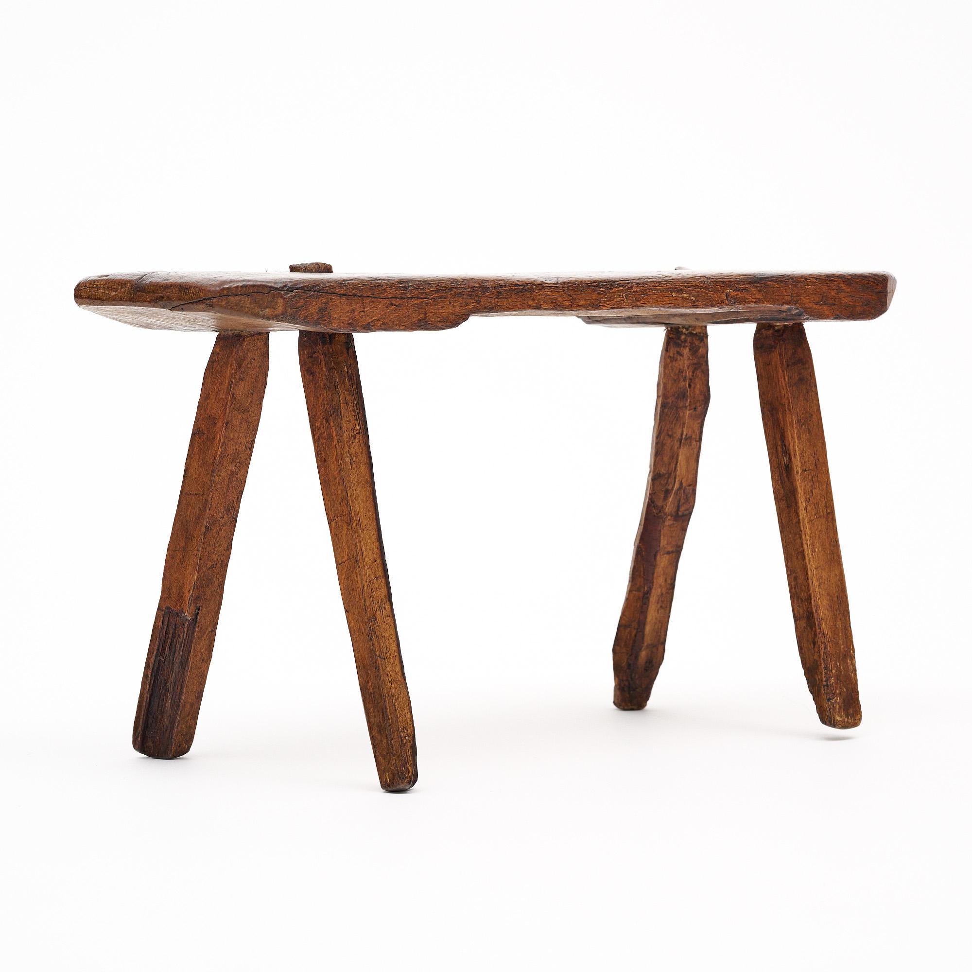 Tabouret de berger des Dolomites en Italie. Cette pièce est fabriquée en bois de châtaignier massif et présente une patine d'origine. Il est fabriqué à l'aide d'une menuiserie à chevilles. Cette pièce est composée de quatre pieds supportant un seul