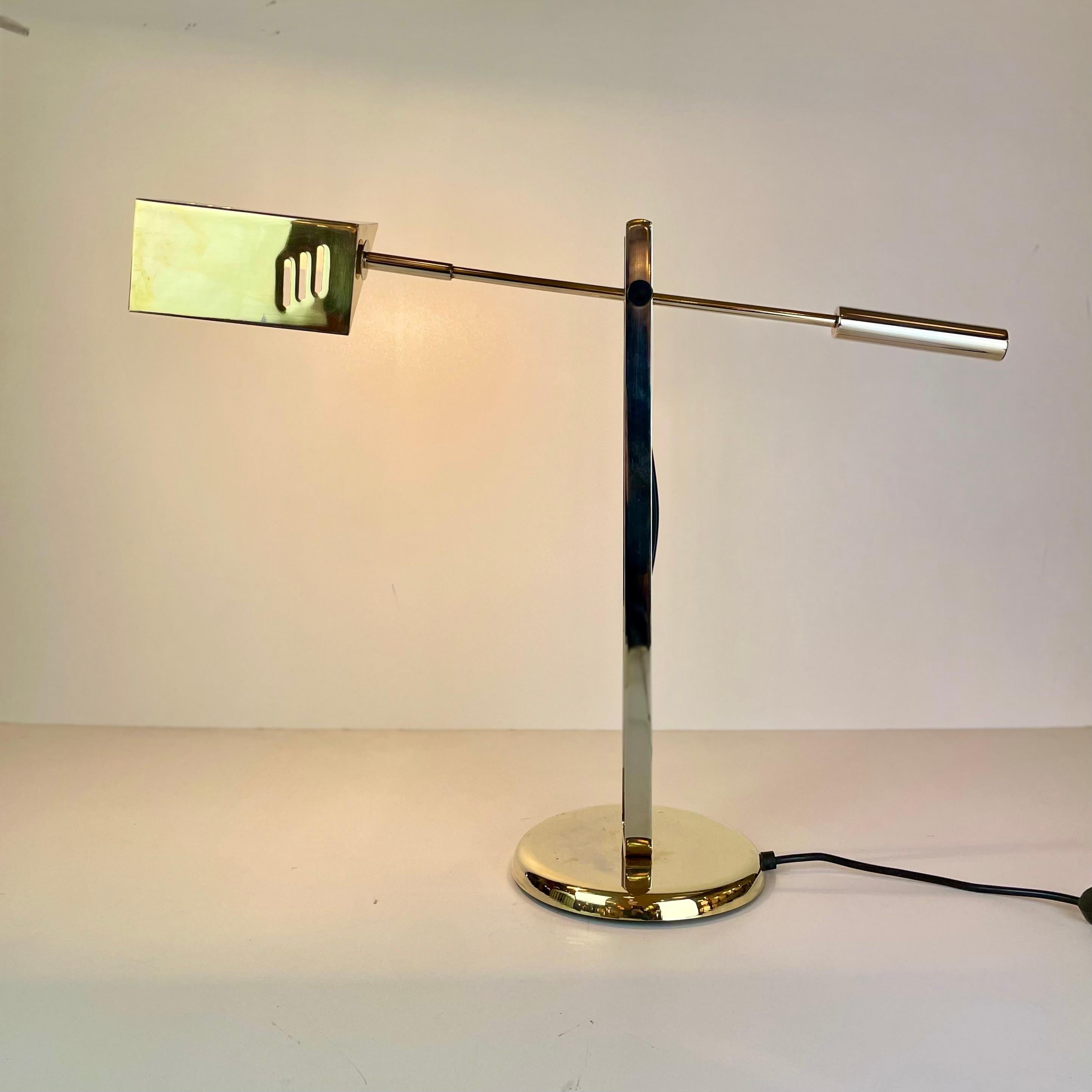 Lámpara articulada de sobremesa o escritorio de metal dorado, diseñada en Italia en la década de 1980.
-
Lámpara de escritorio o de mesa articulada en metal dorado, fabricada en Italia en los años 1980.


Origen: Italia
Periodo de diseño: