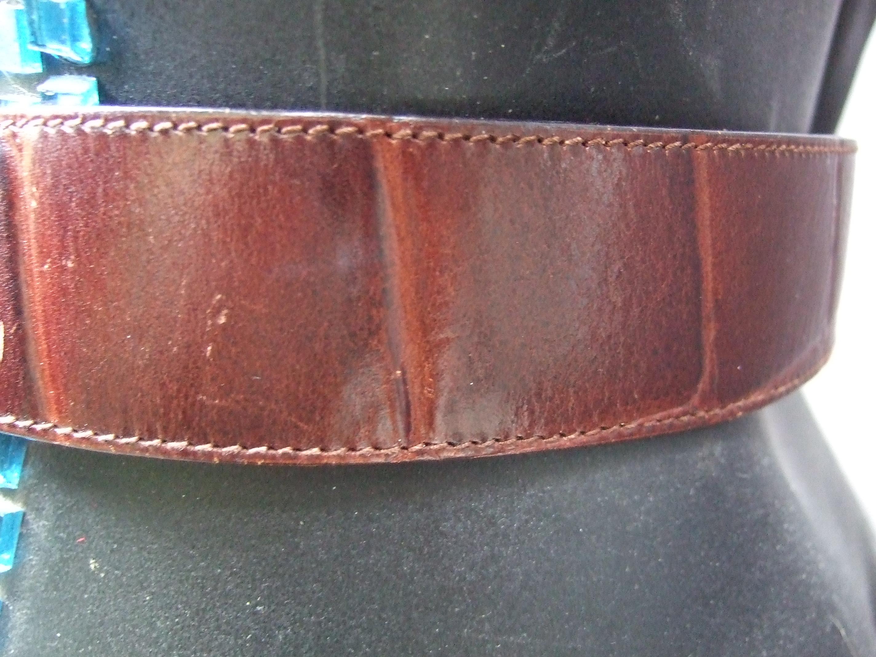 Cintura italiana articolata in metallo dorato in rilievo in pelle marrone con design a serpente, anni '80 circa 10